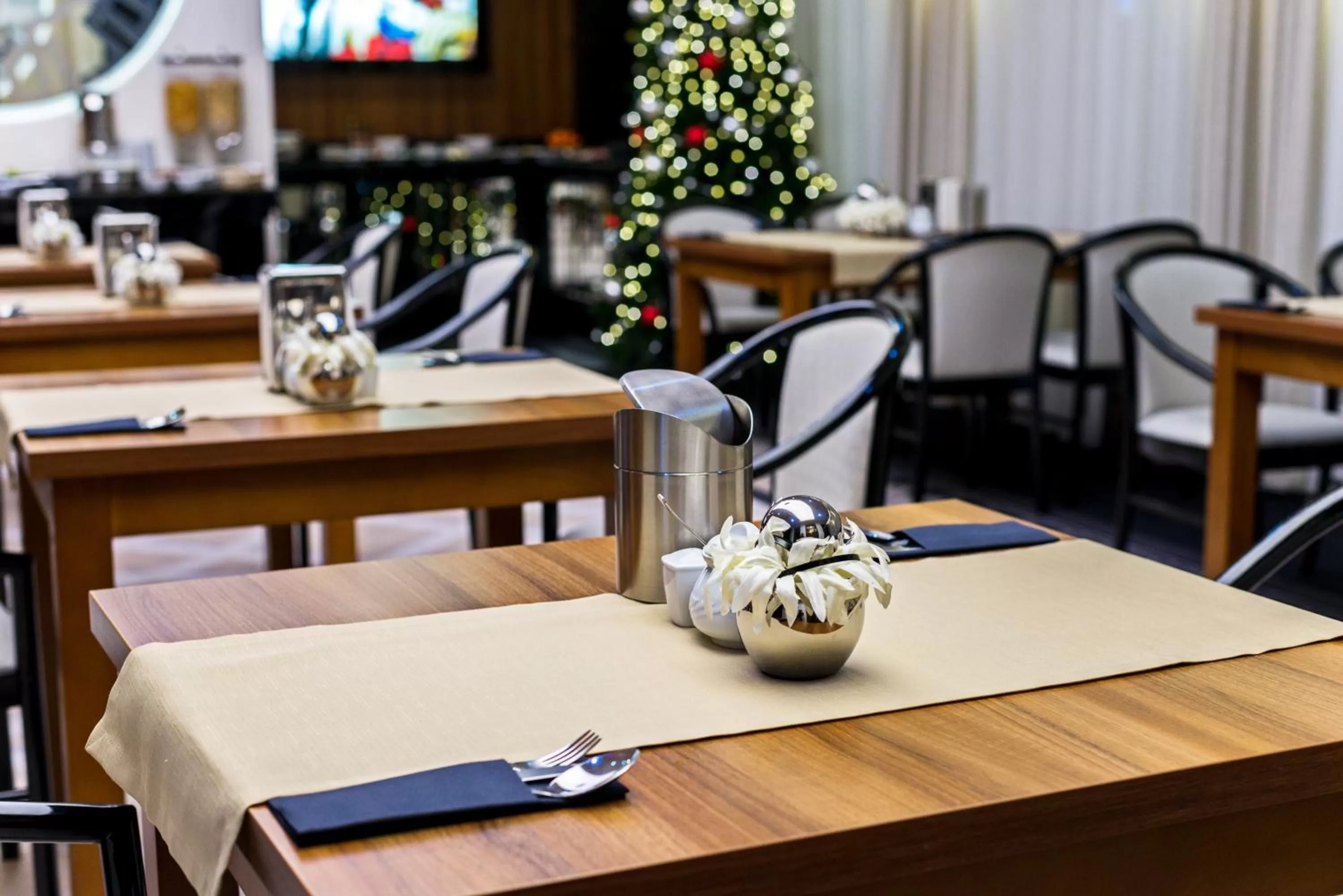 Restaurant/places to eat in Hotel Falko