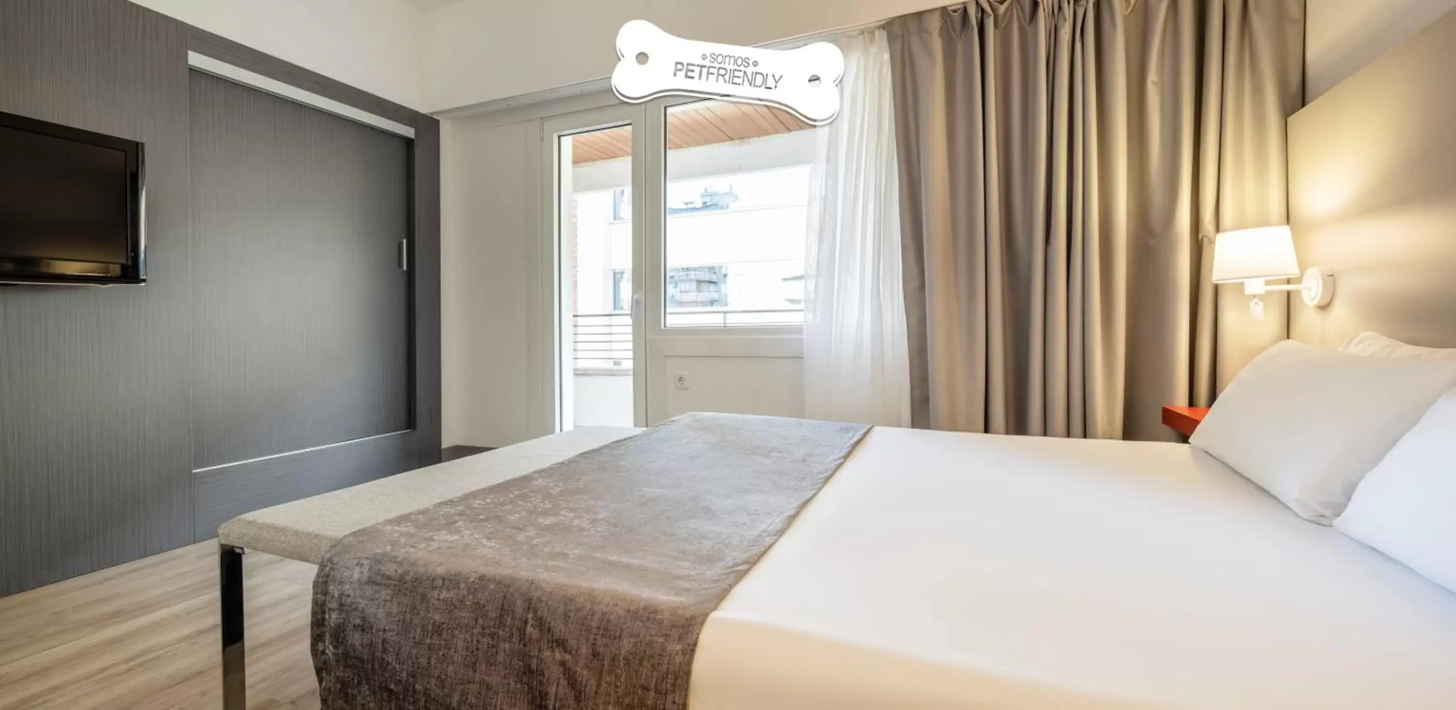 Double Room Pet Friendly in Ilunion Romareda Double Room Pet Friendly in Ilunion Romareda