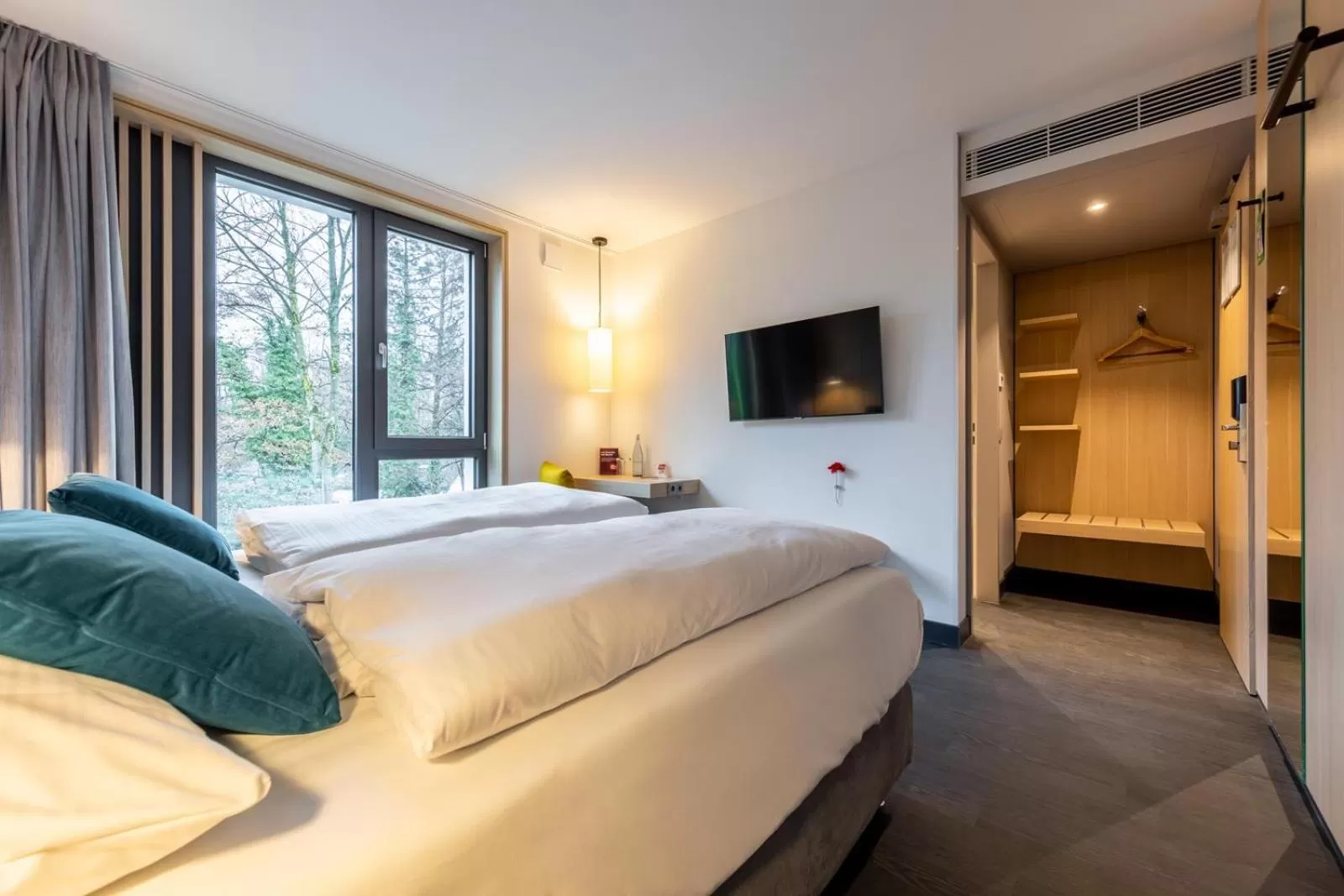 Photo of the whole room, Bed in Serways Hotel Hösel