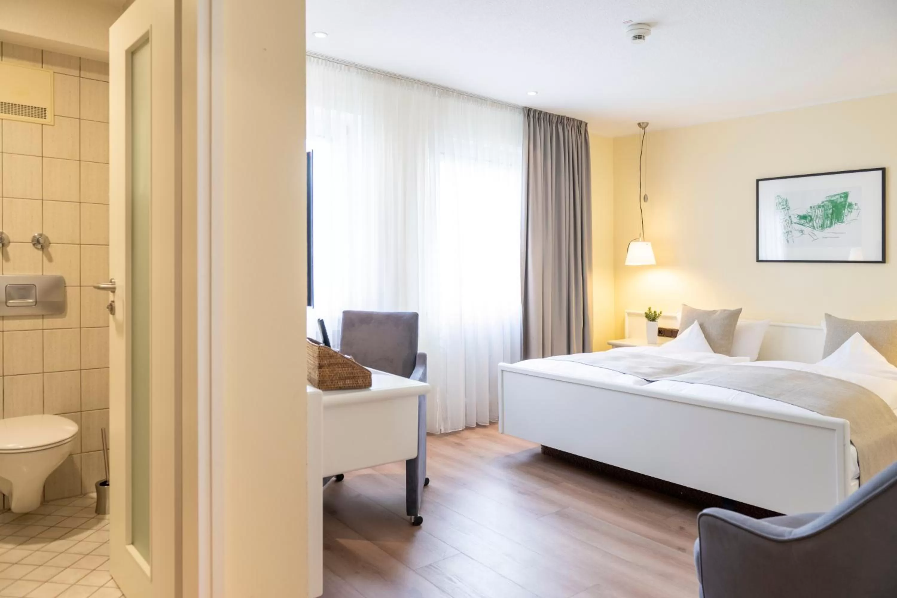 Bathroom, Bed in Hotel Deutscher Hof