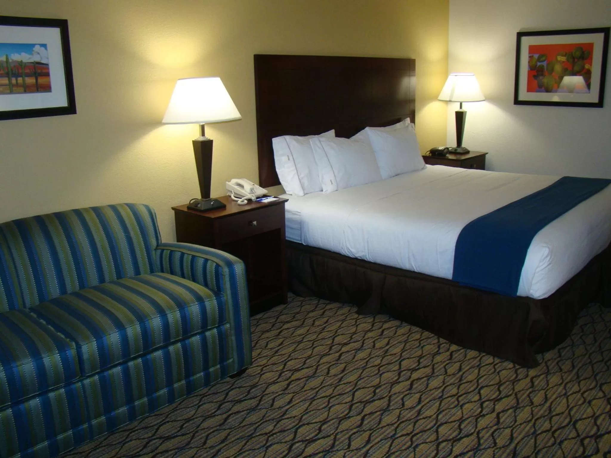 Bed in Holiday Inn Express Scottsdale North by IHG