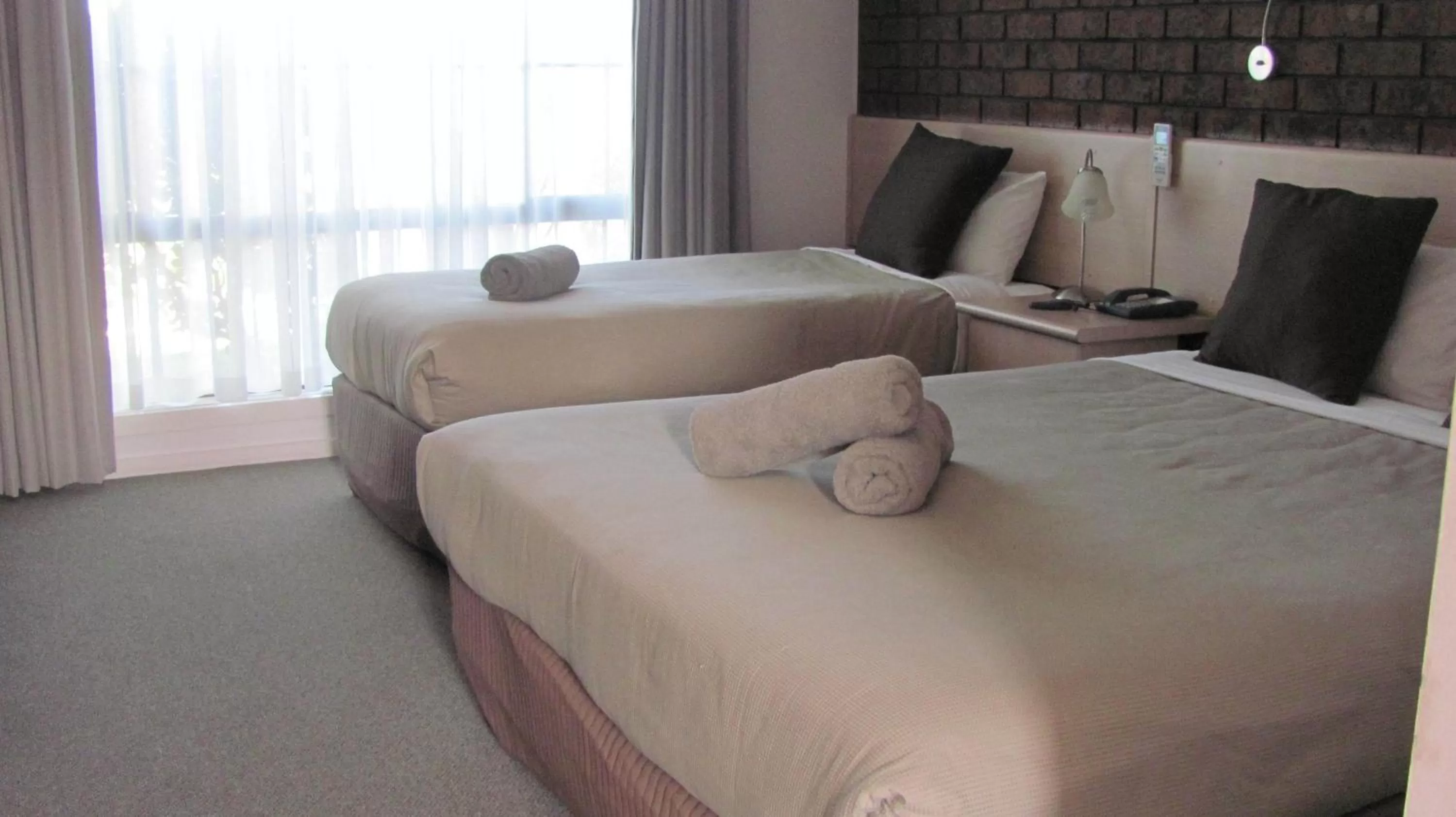 Bedroom, Bed in Bristol Hill Motor Inn