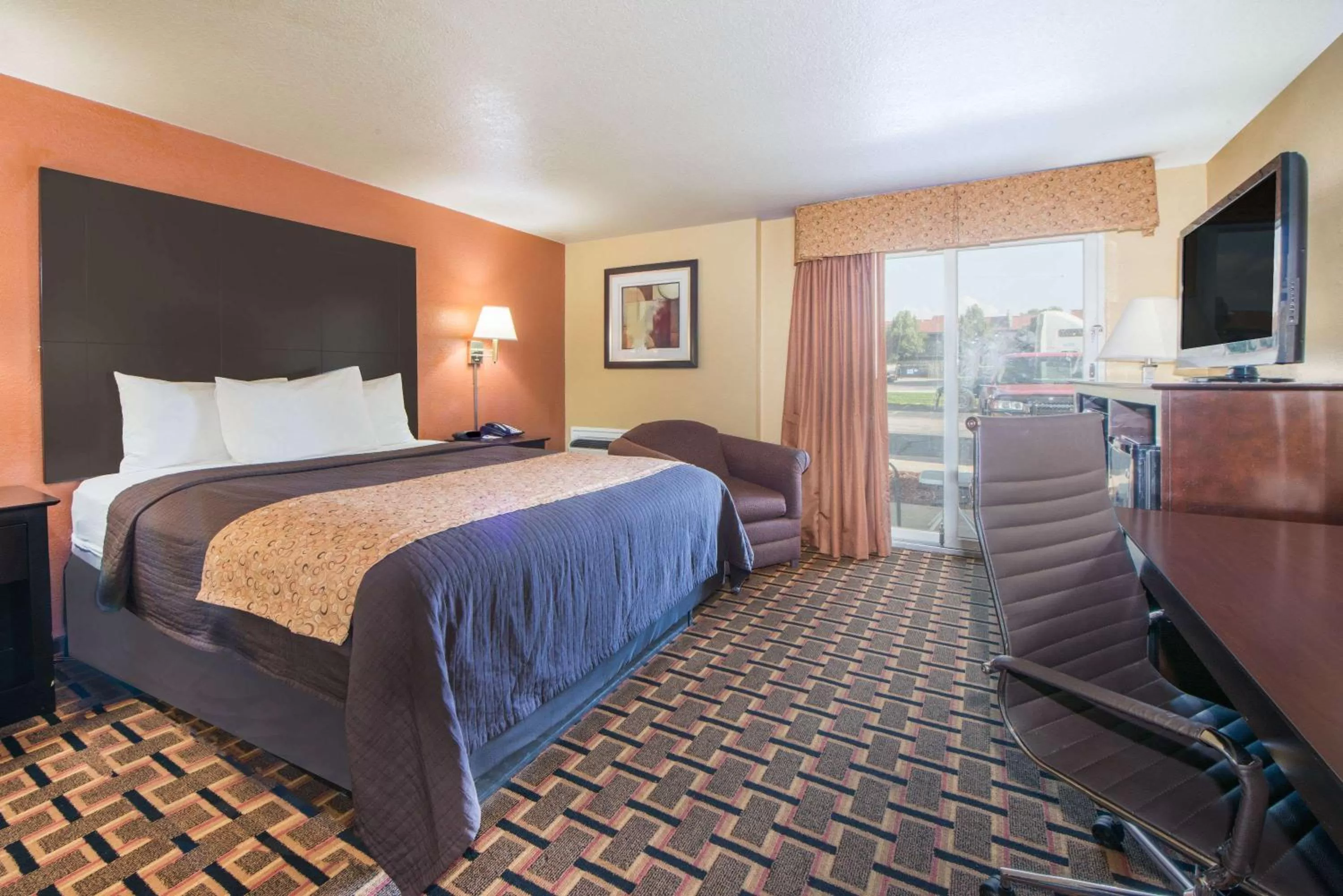 Photo of the whole room, Bed in Days Inn by Wyndham Joplin