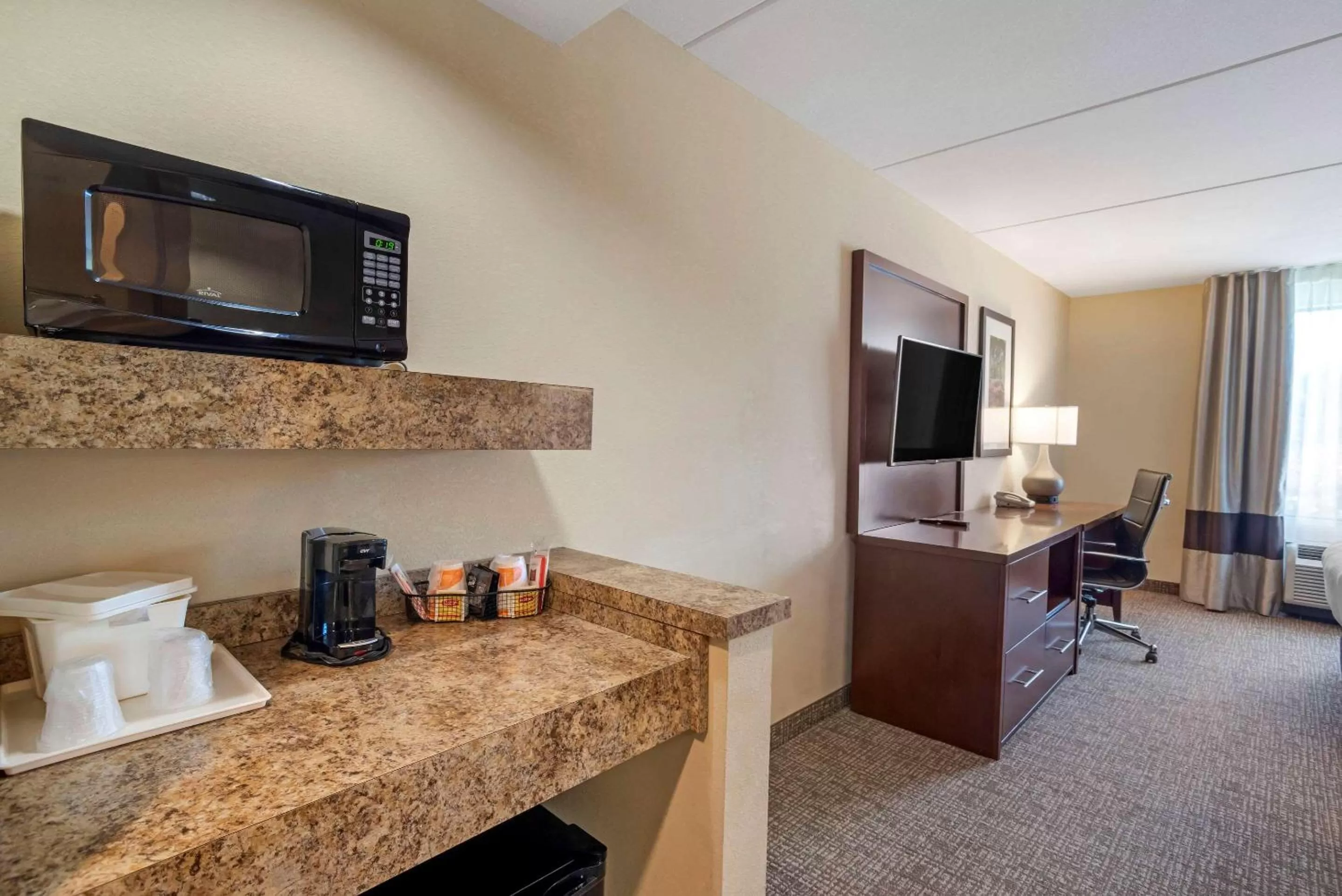 Photo of the whole room in Comfort Suites Fredericksburg North