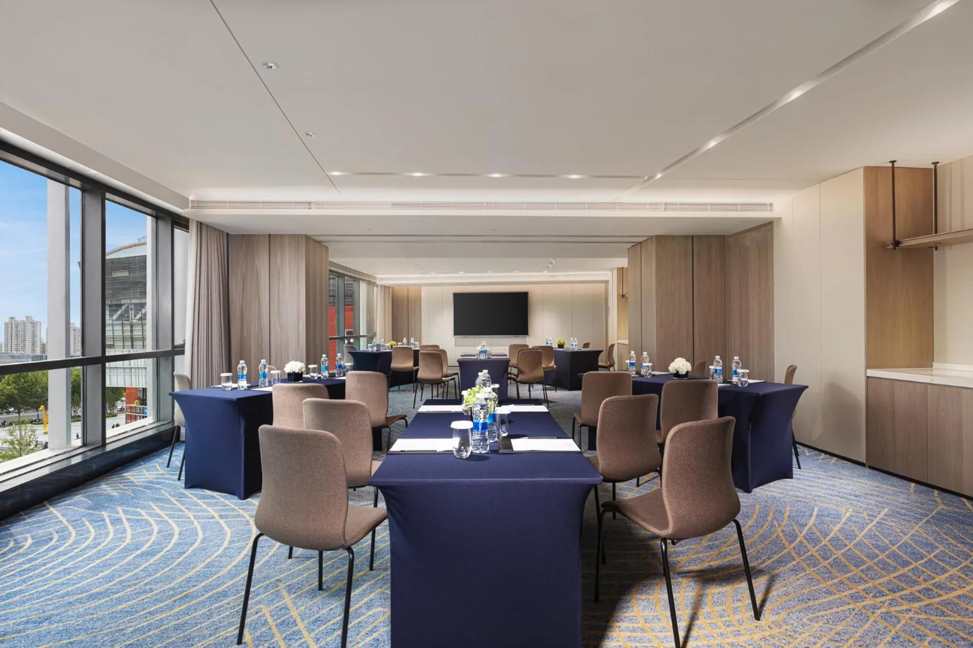 Meeting/conference room in HUALUXE Shanghai Changfeng Park by IHG