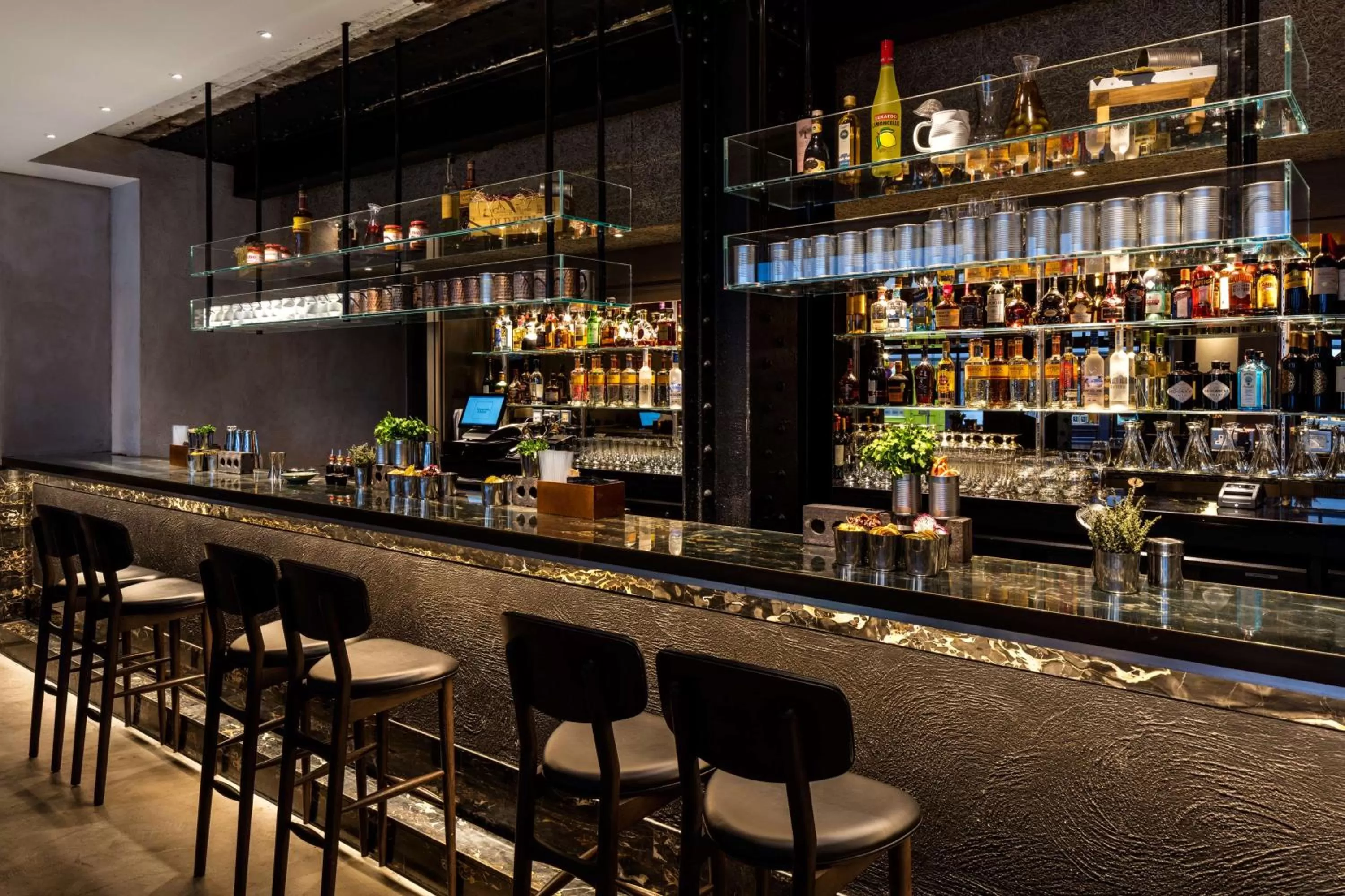 Lounge or bar in Radisson Blu Hotel, London Mercer Street