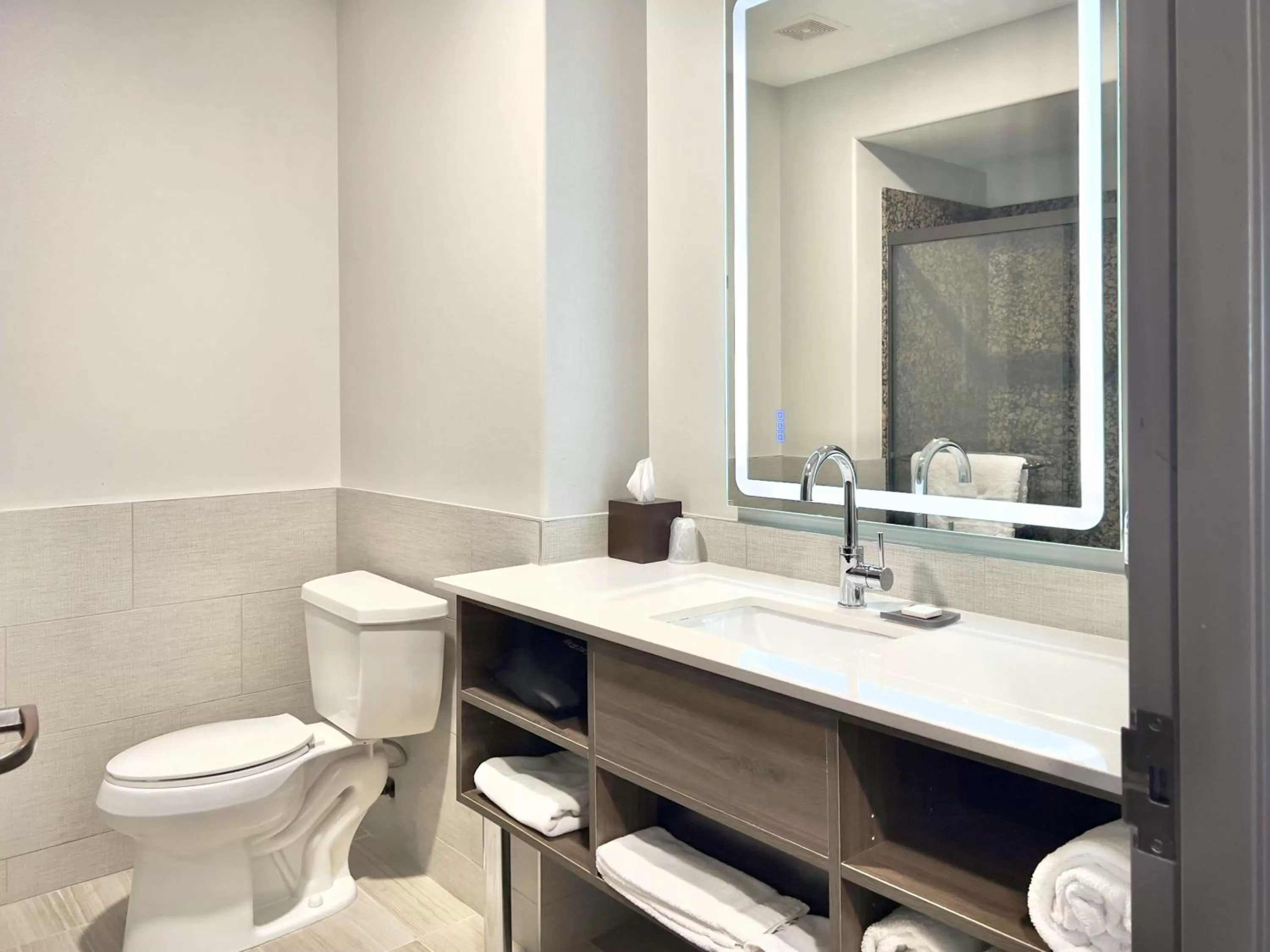 Bathroom in The Oread Lawrence, Tapestry Collection by Hilton