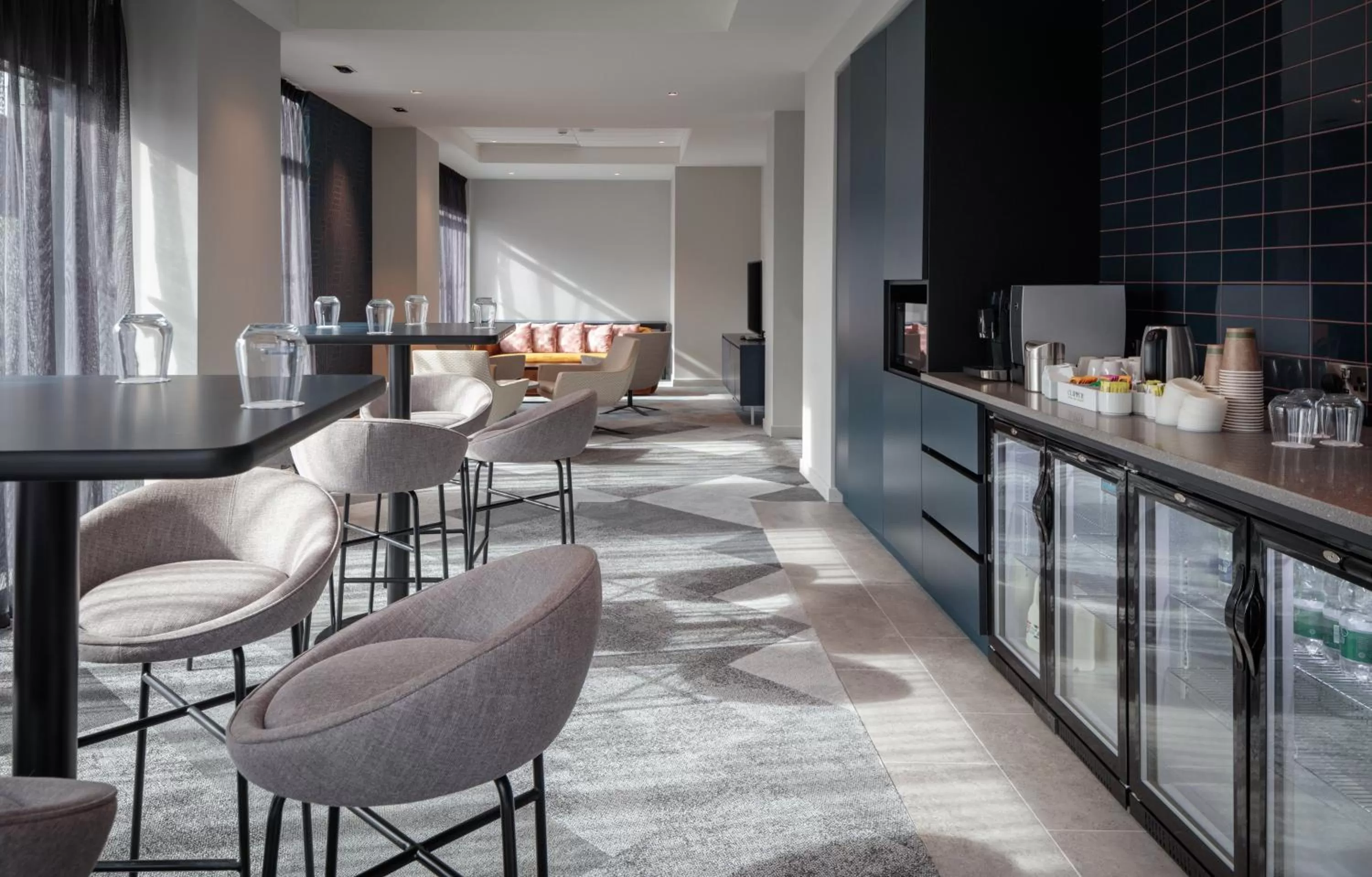 Food and drinks in Holiday Inn London Heathrow - Bath Road by IHG