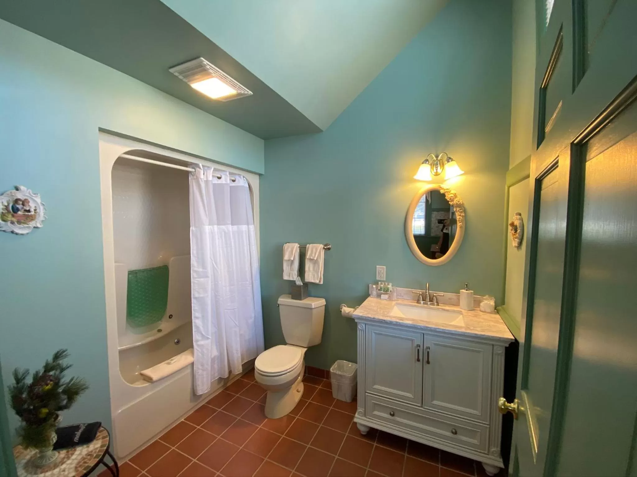 Shower in Chambery Inn