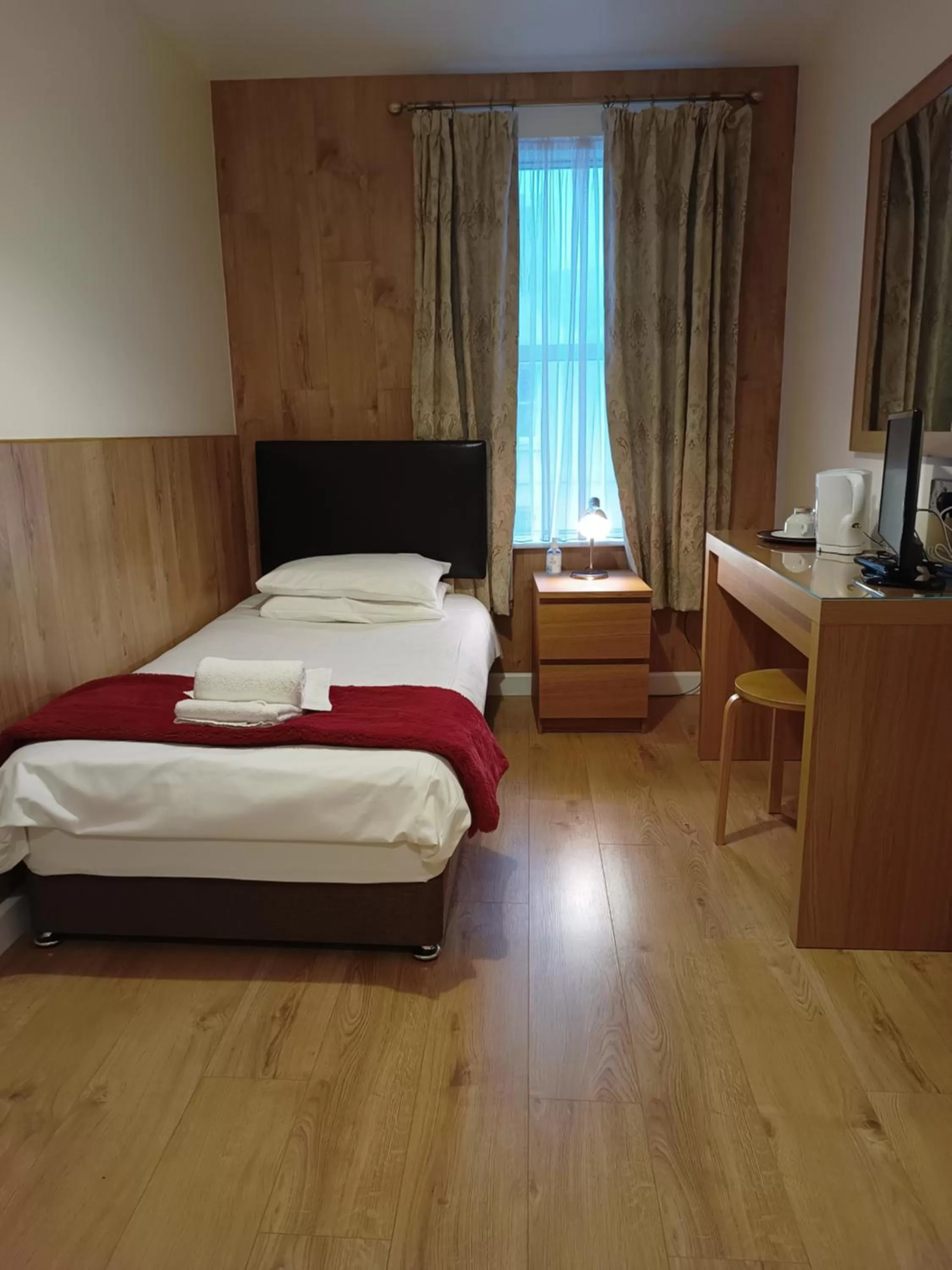 Bedroom, Bed in Westgate Hotel