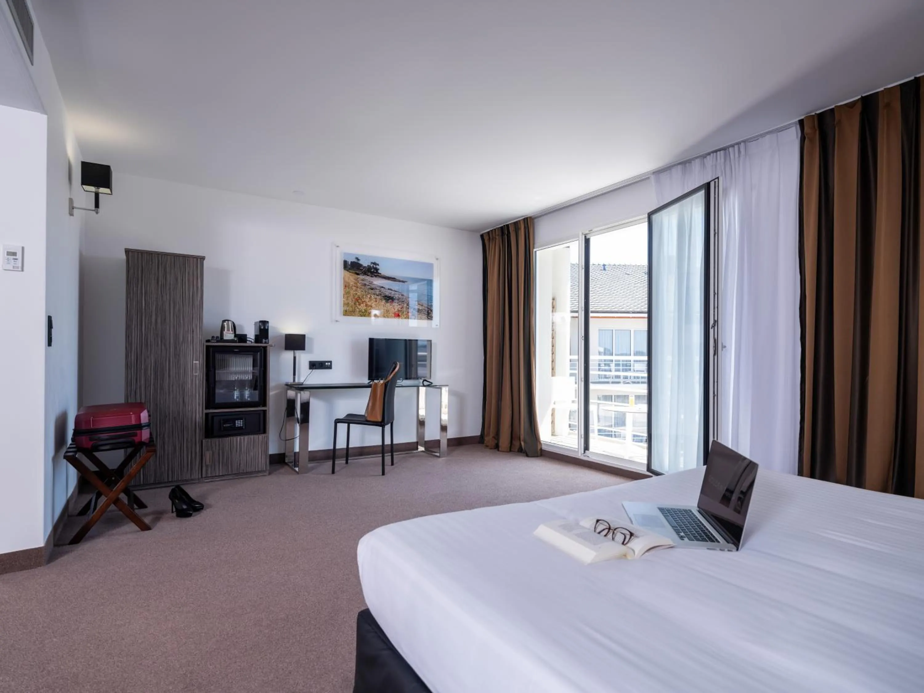 Bedroom, Bed in Golden Tulip La Baule Hotel and Residence