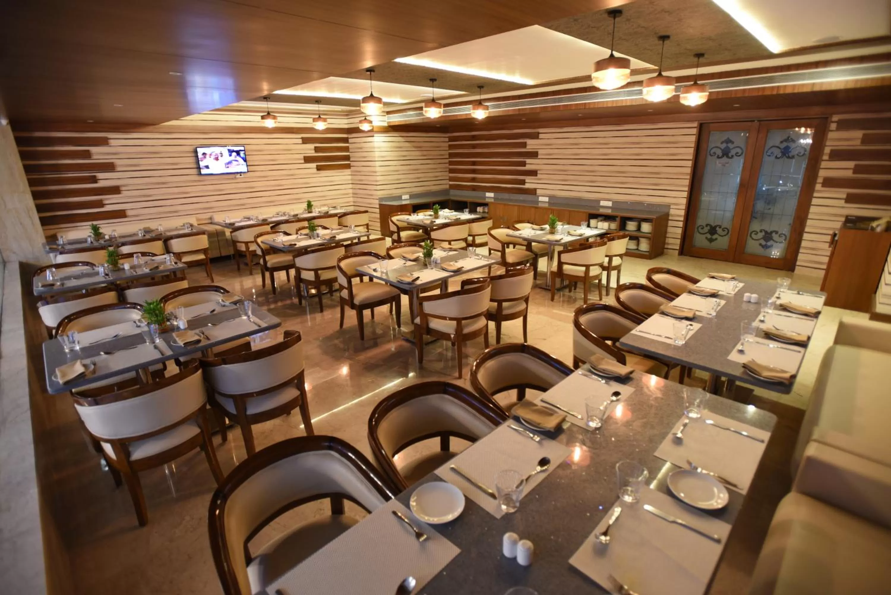 Restaurant/places to eat in Hotel Grand Rajputana