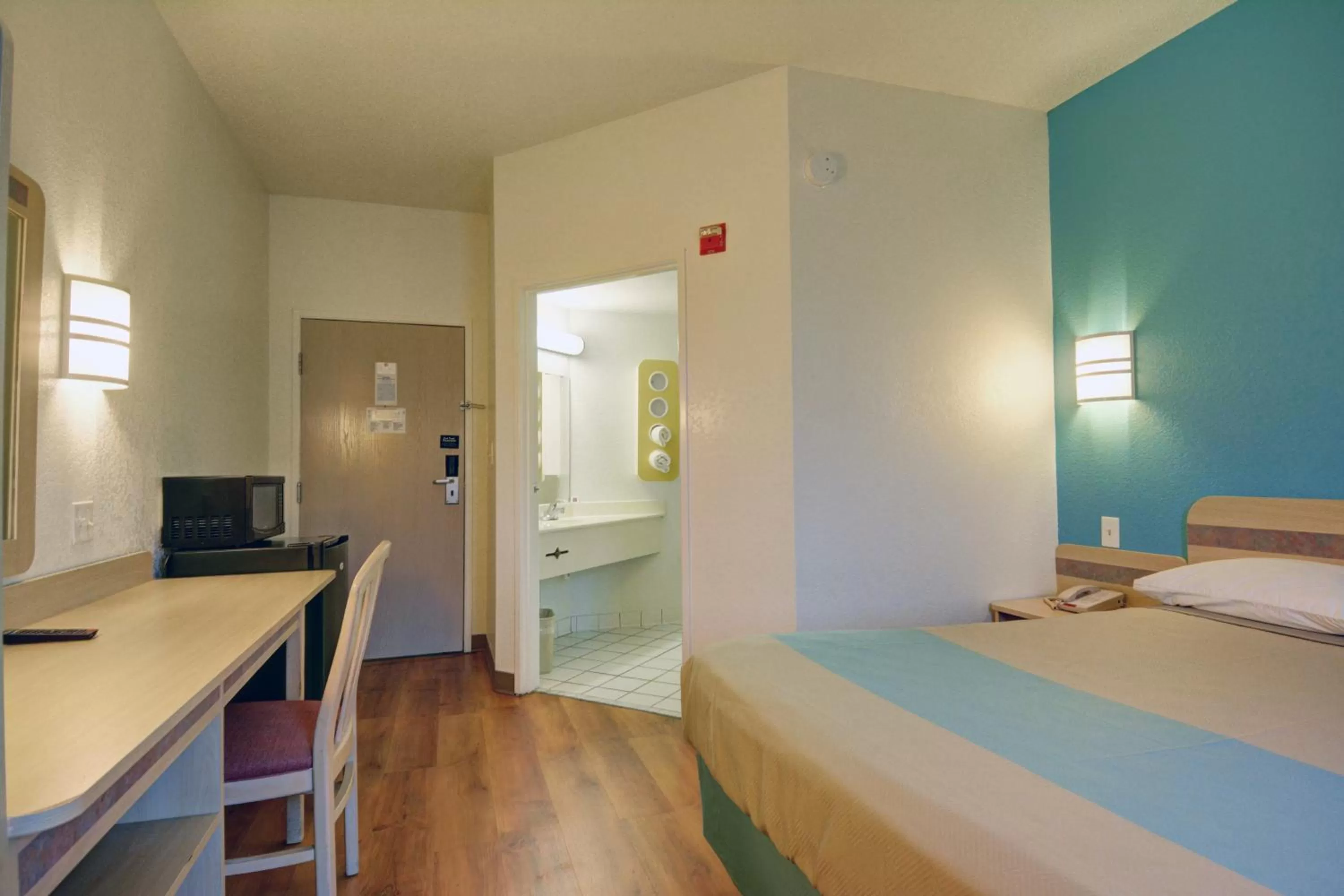 Bathroom, Bed in Motel 6-Denison, TX