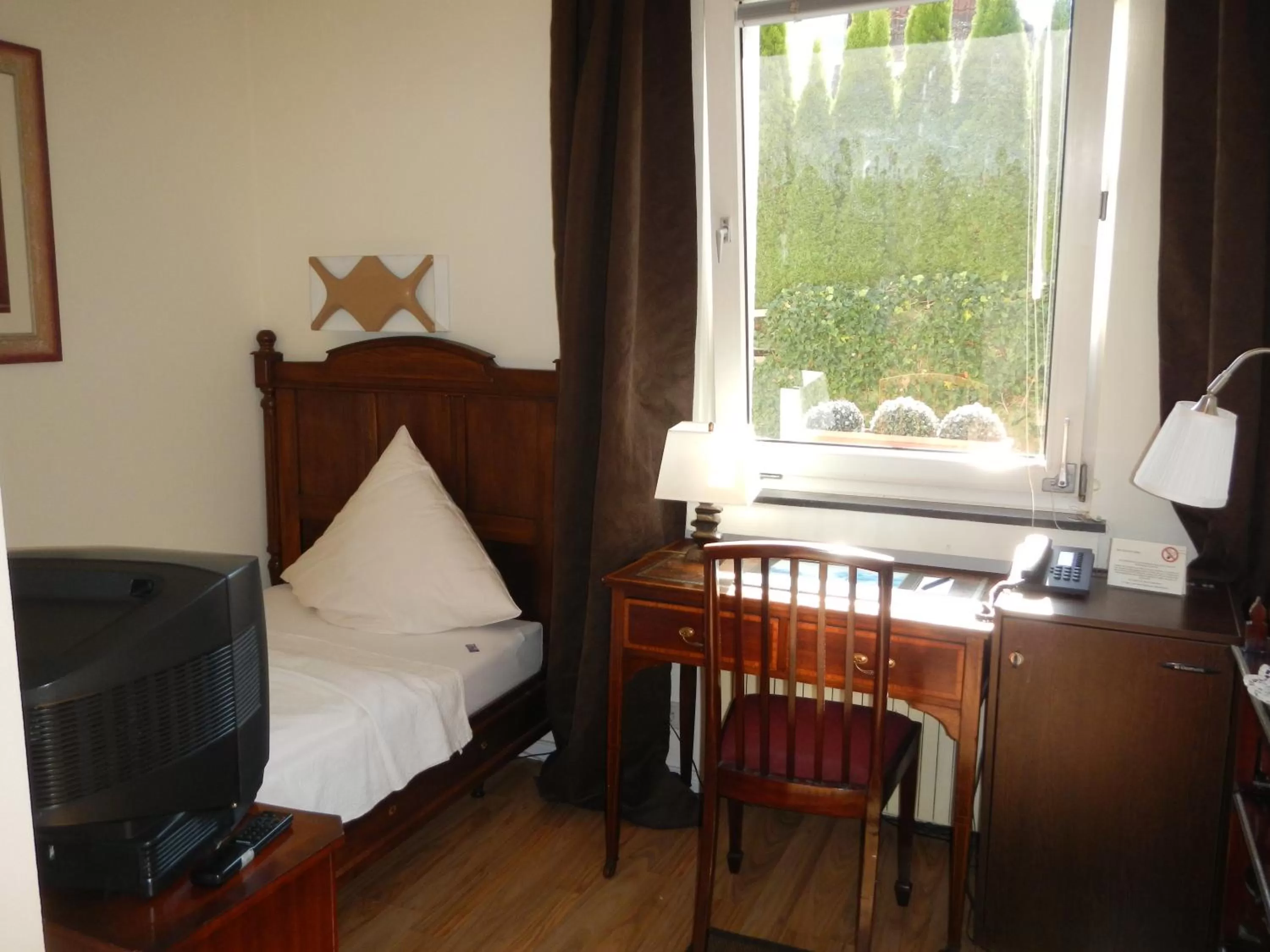 Photo of the whole room, Bed in Hotel Villa Meererbusch