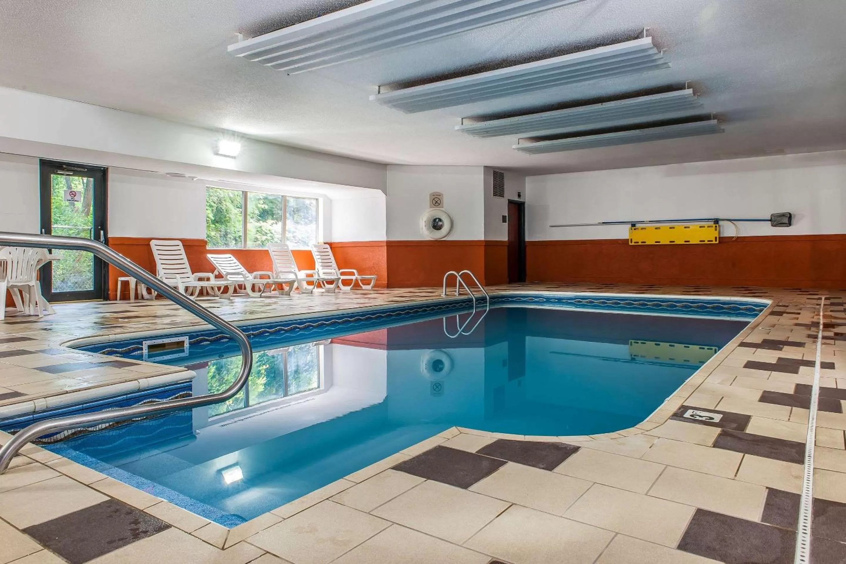 Swimming pool in Comfort Inn