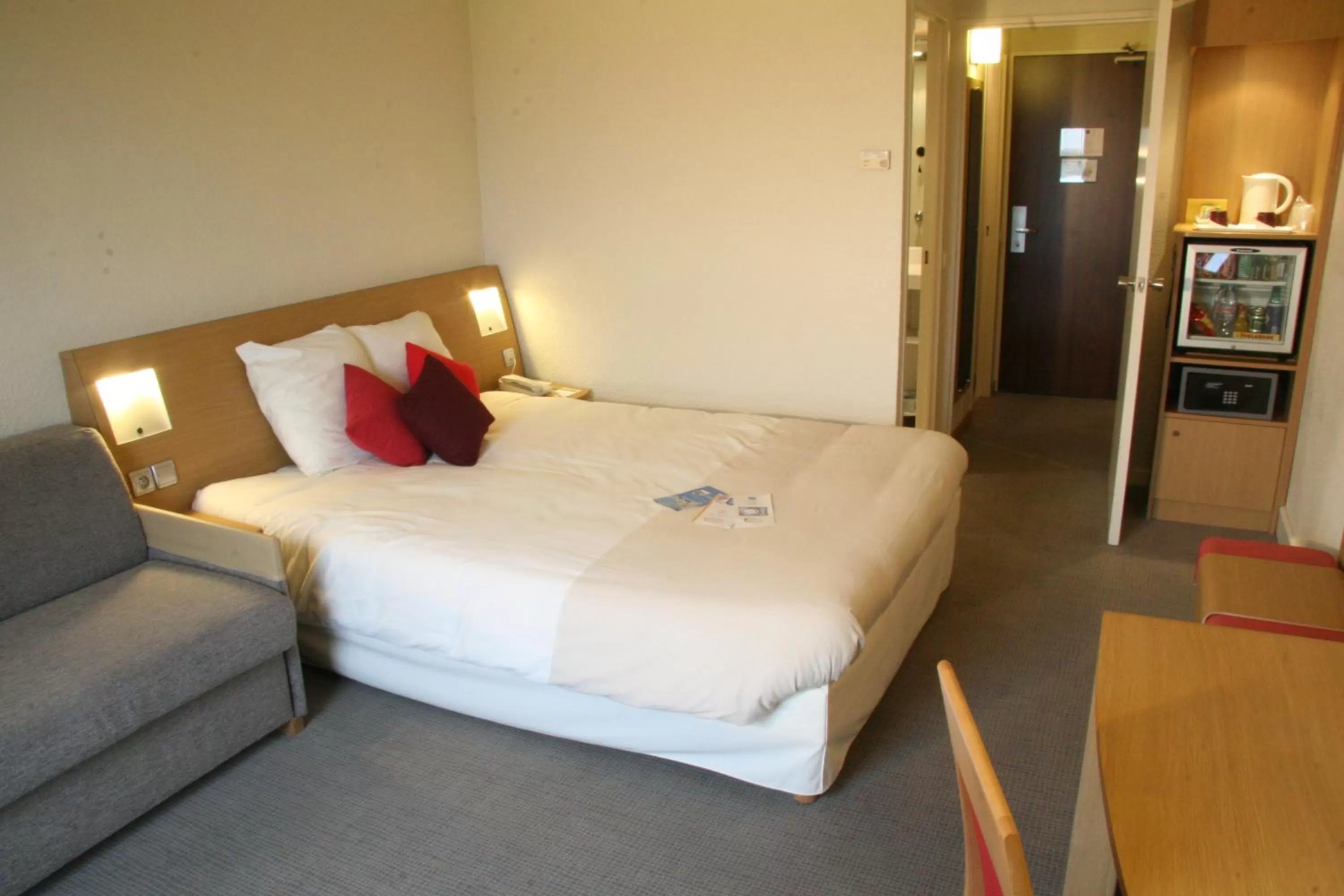 Bedroom, Bed in Novotel Amboise