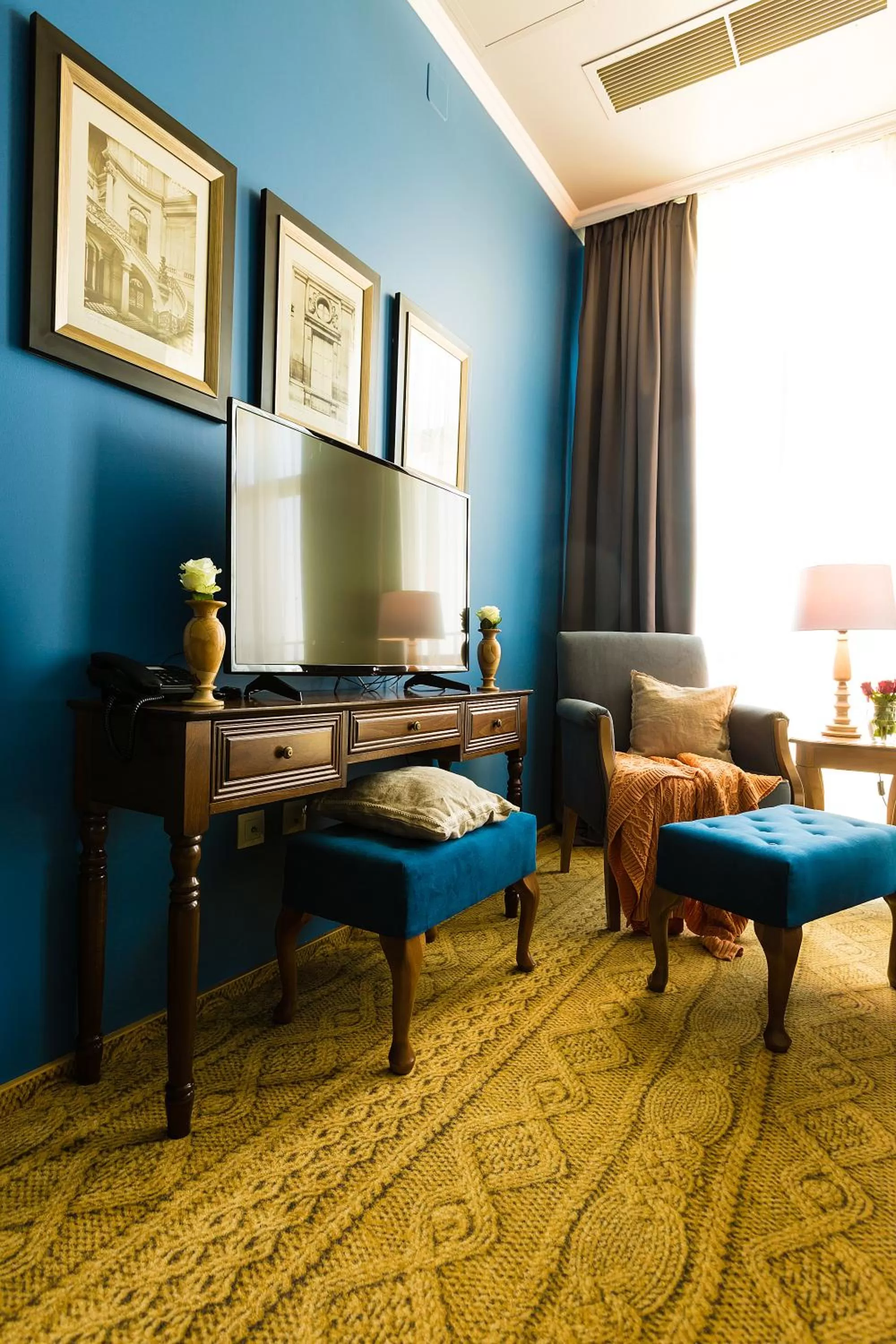 TV and multimedia in Country Spa Retreat