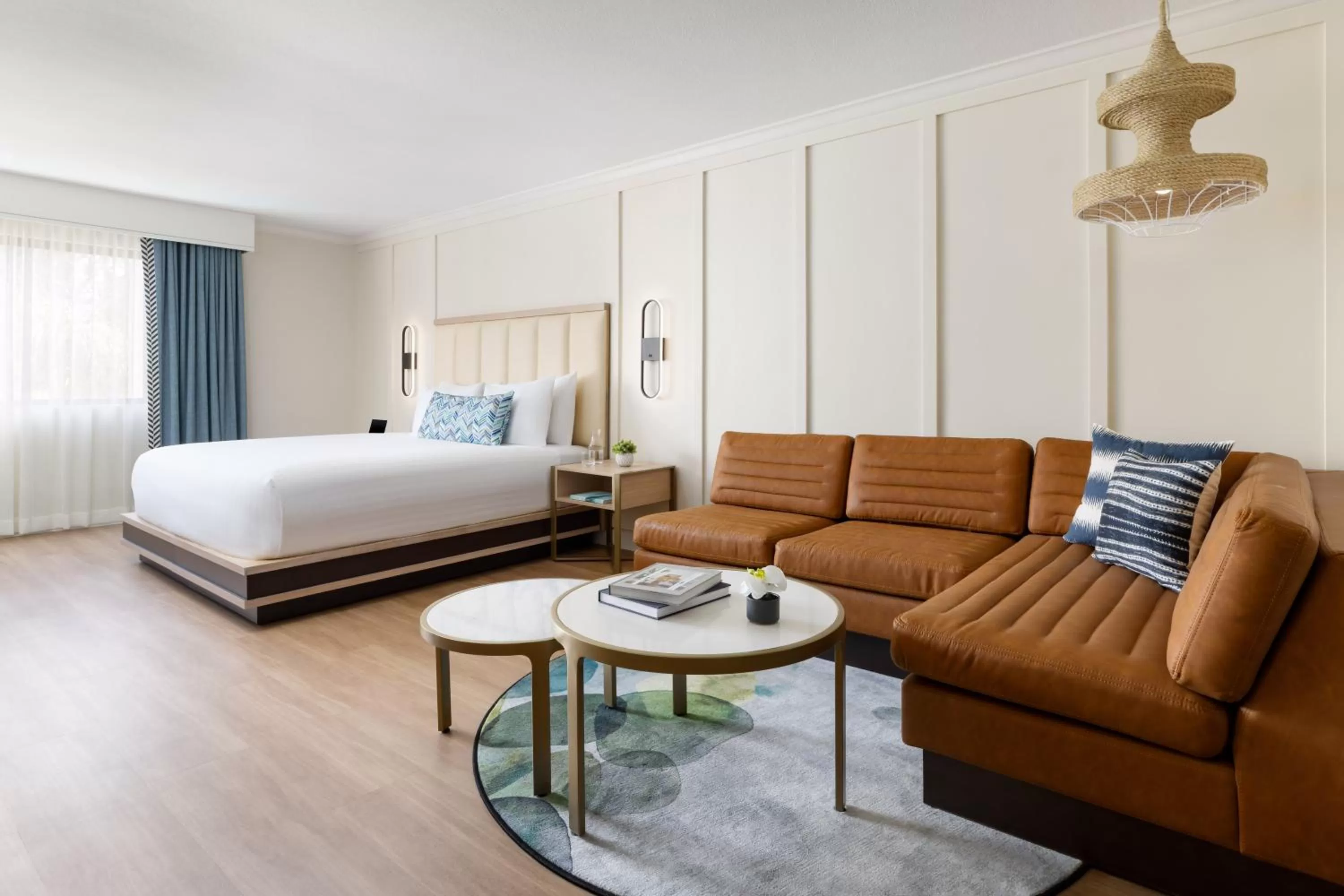 Seating area, Bed in The Anza-a Calabasas Hotel