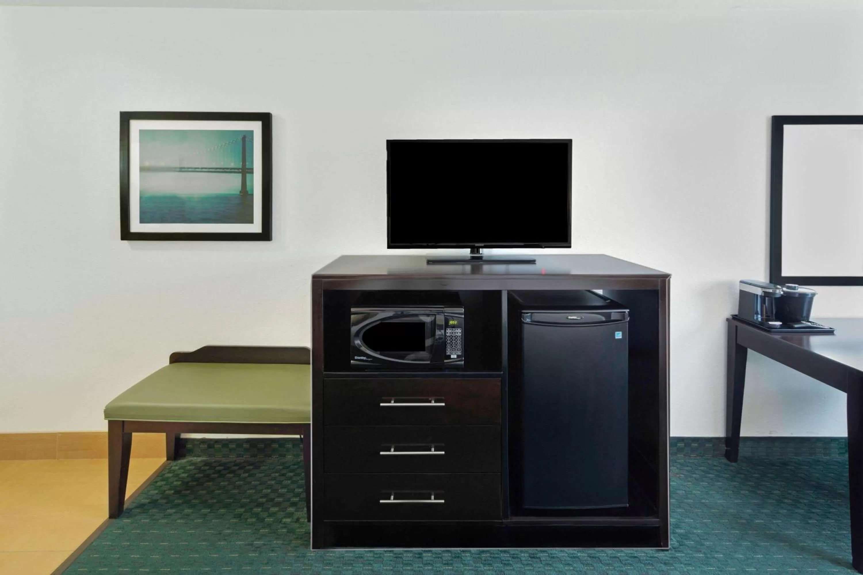 Photo of the whole room in La Quinta Inn by Wyndham Berkeley