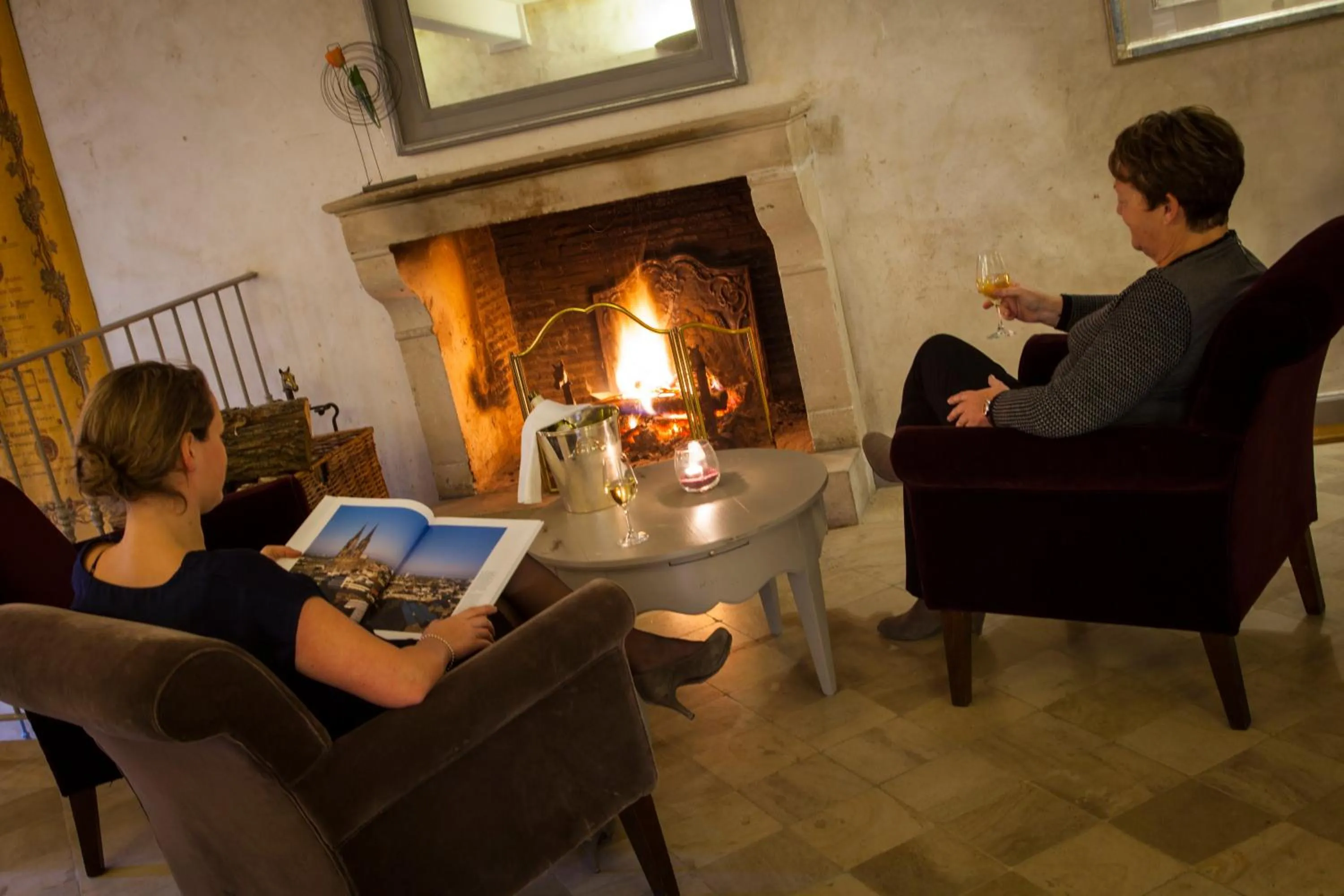 Communal lounge/ TV room in Logis Hostellerie des Clos et restaurant Bistrot des grands crus et Maison de la tour Chablis