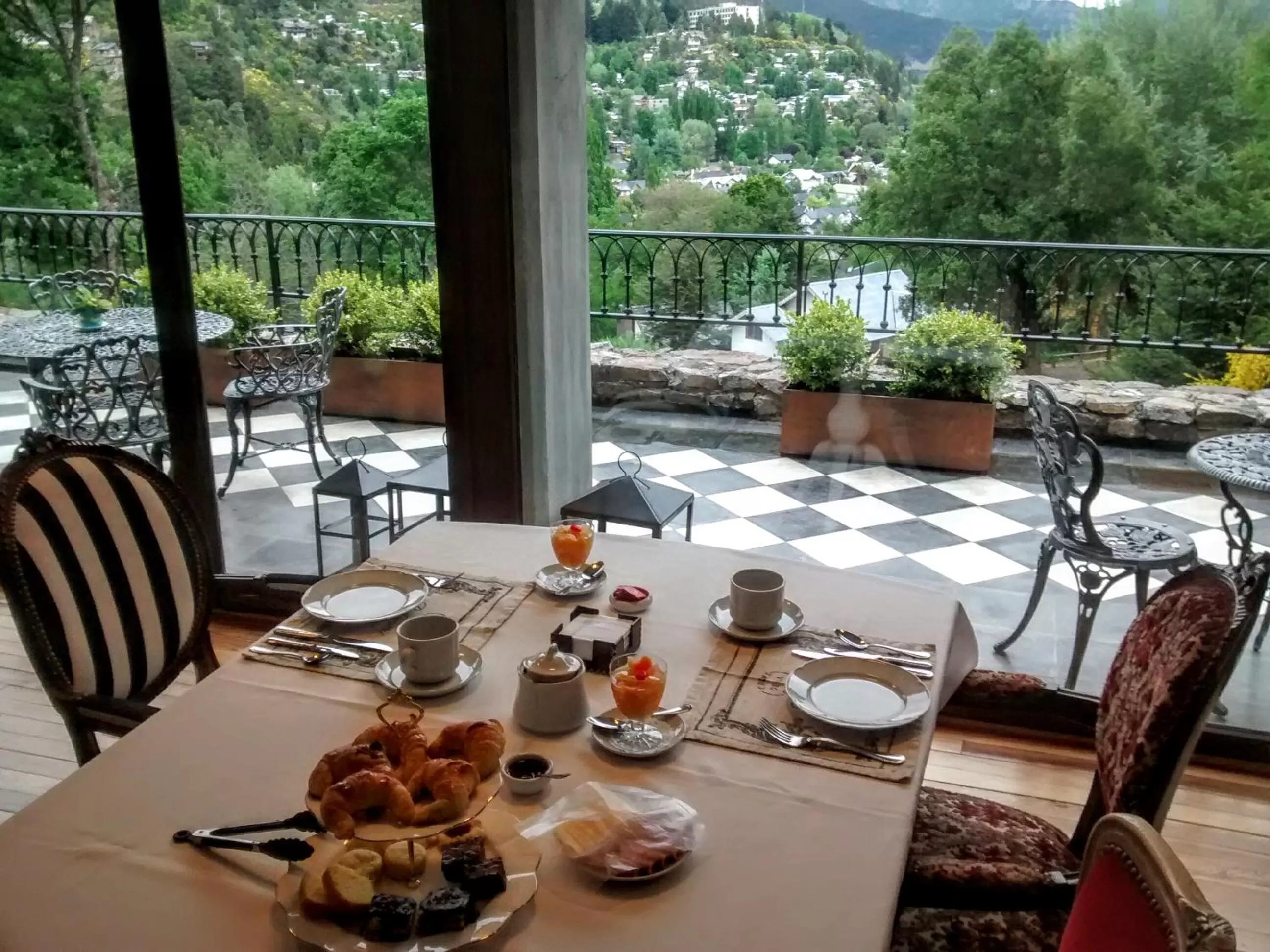 Buffet breakfast in Paraíso Casa de Montaña