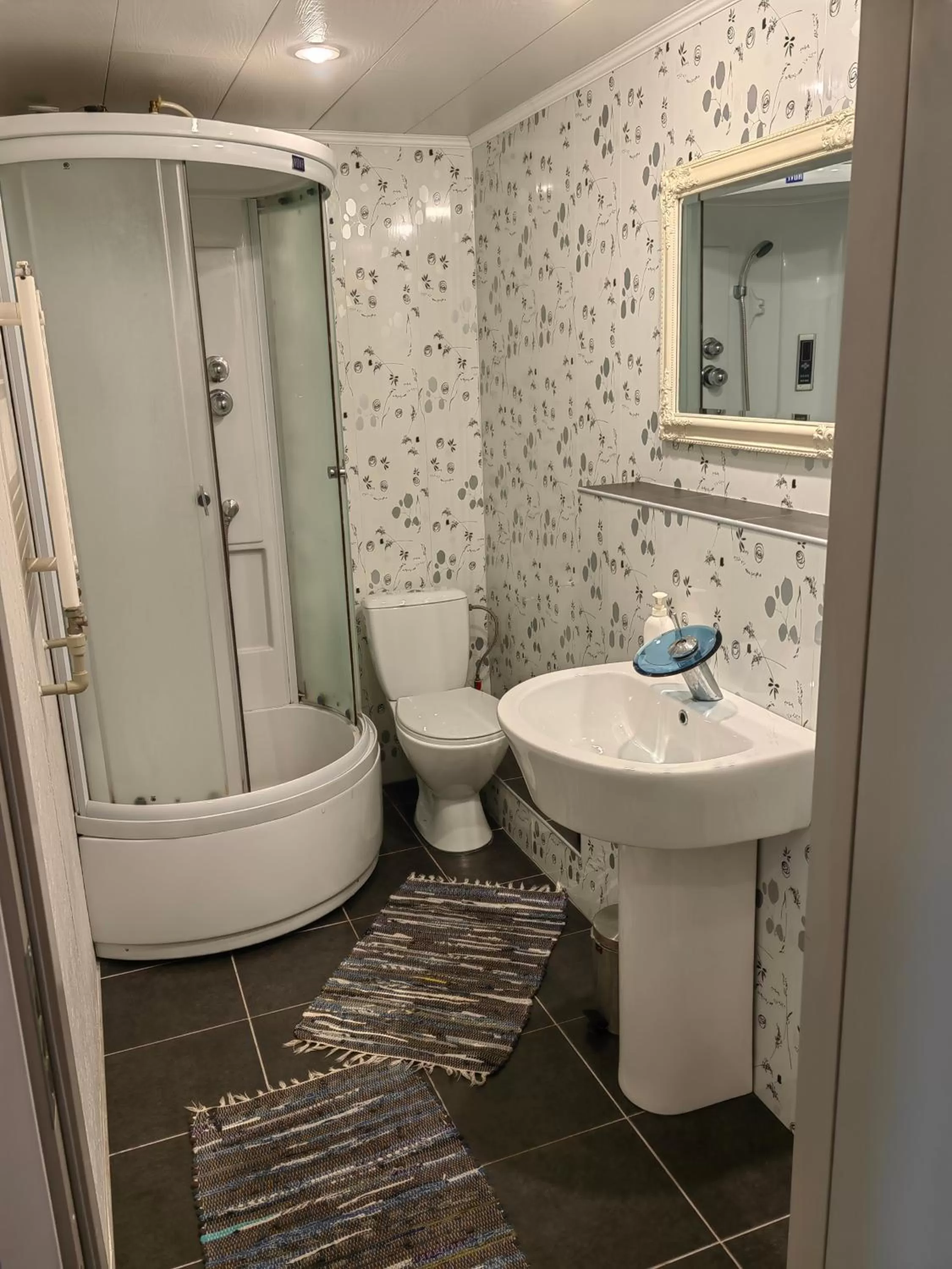 Shower in Route House 39 Motel