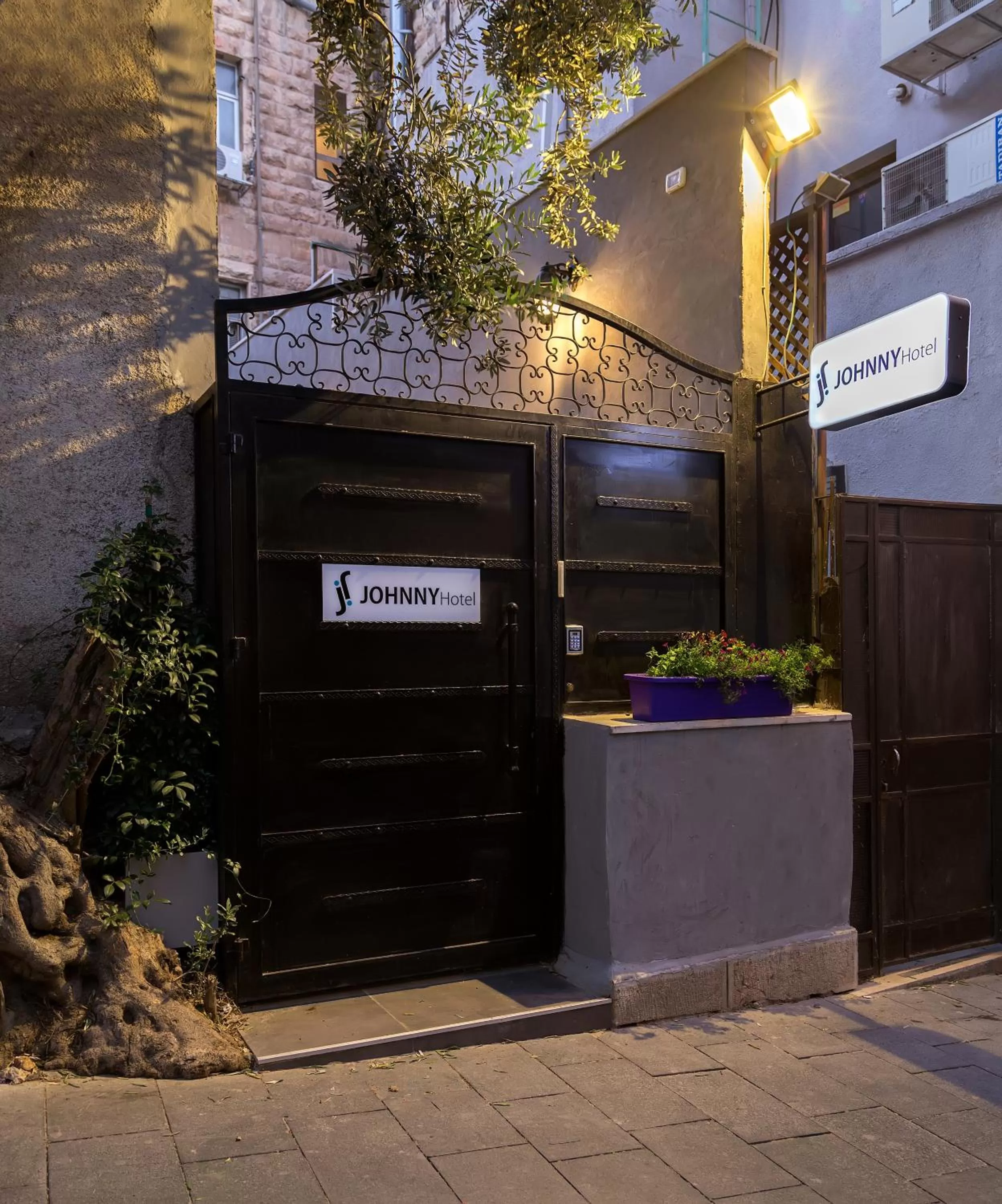 Facade/entrance in Johnny Hotel