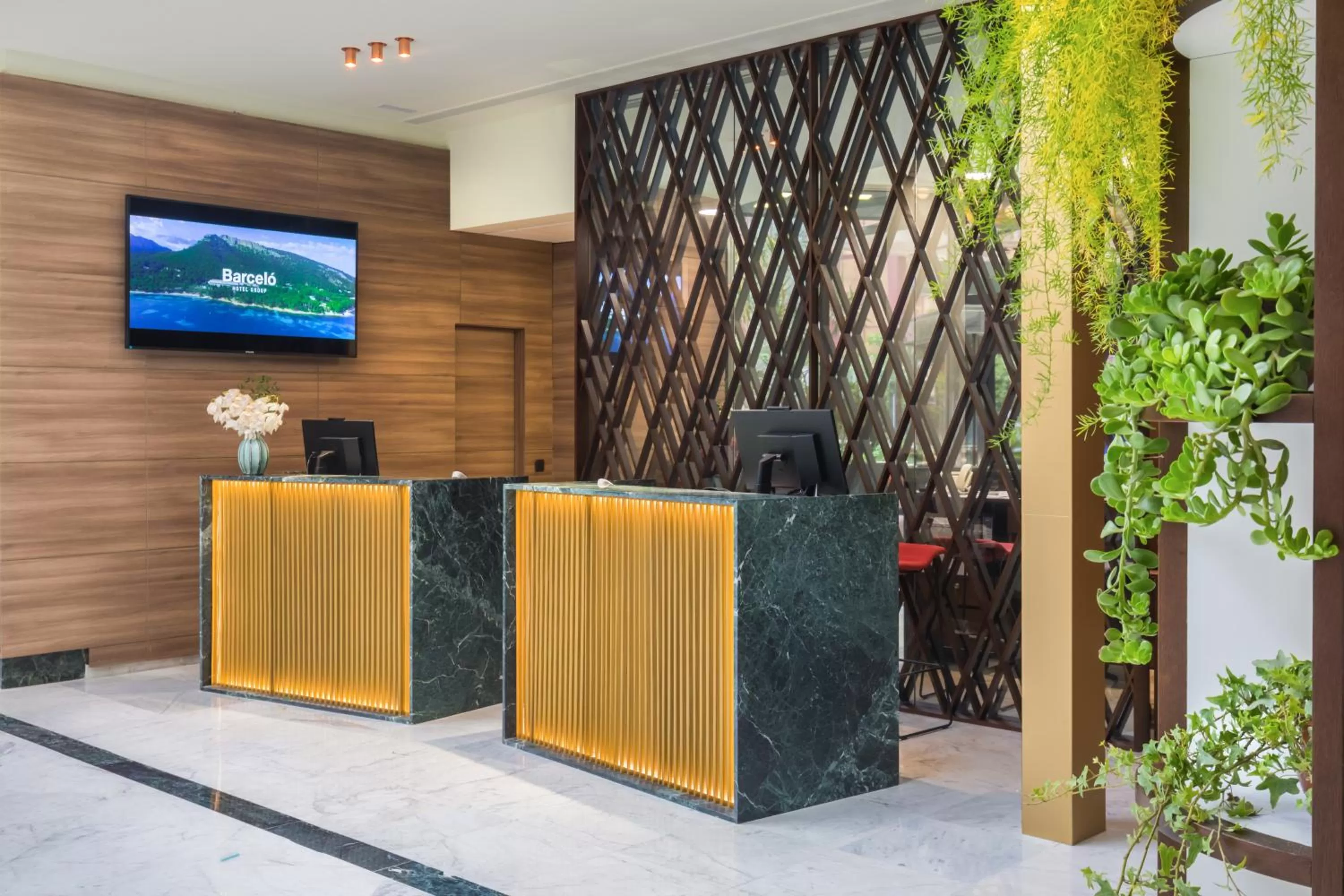 Lobby or reception in Occidental Sevilla Viapol