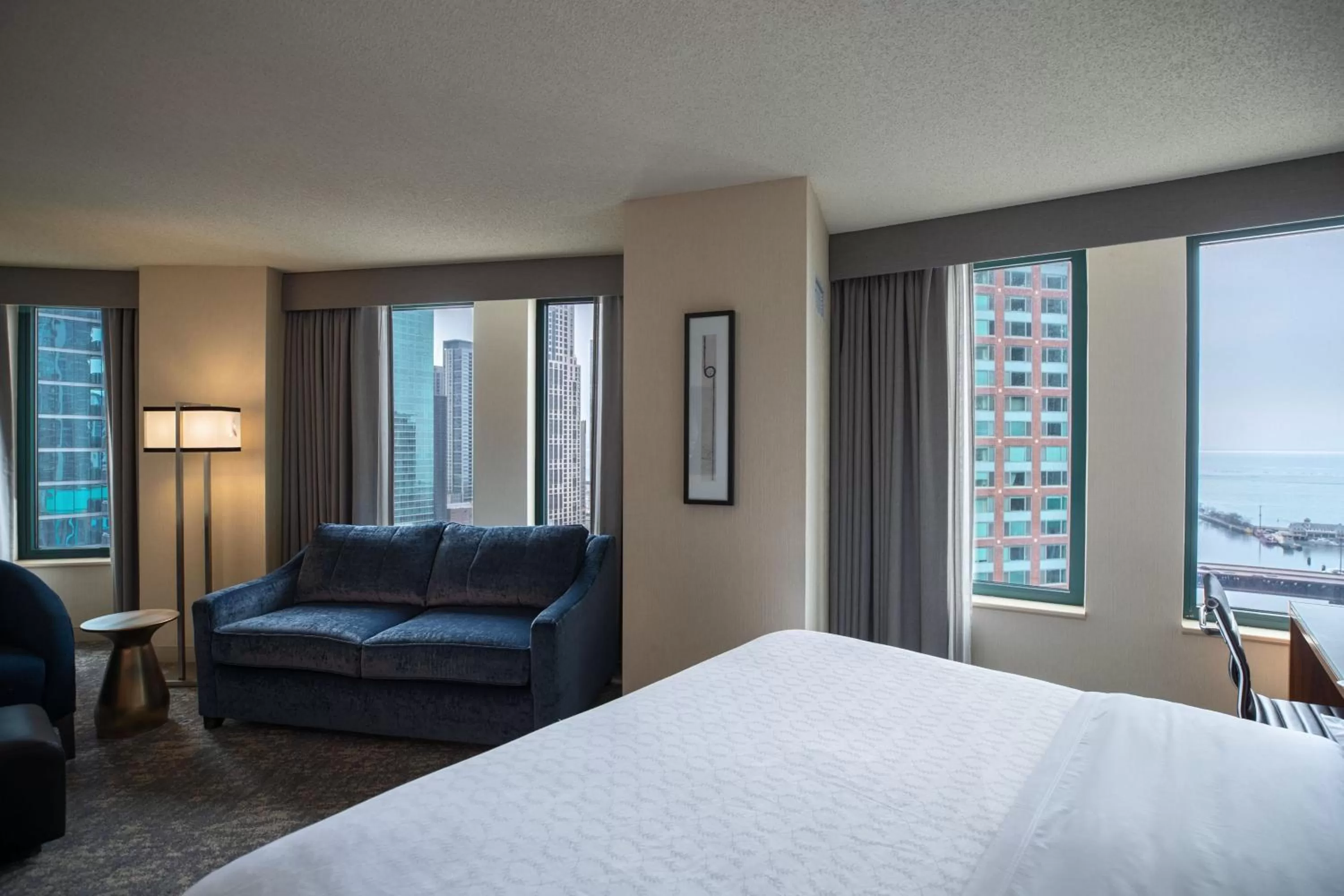 Photo of the whole room, Bed in Sheraton Grand Chicago Riverwalk