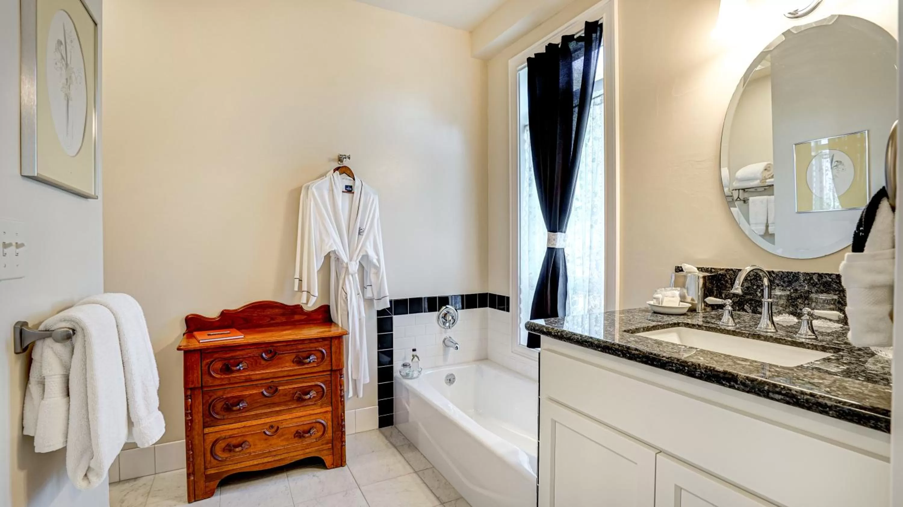 Bathroom, Kitchen/Kitchenette in The River Belle Inn