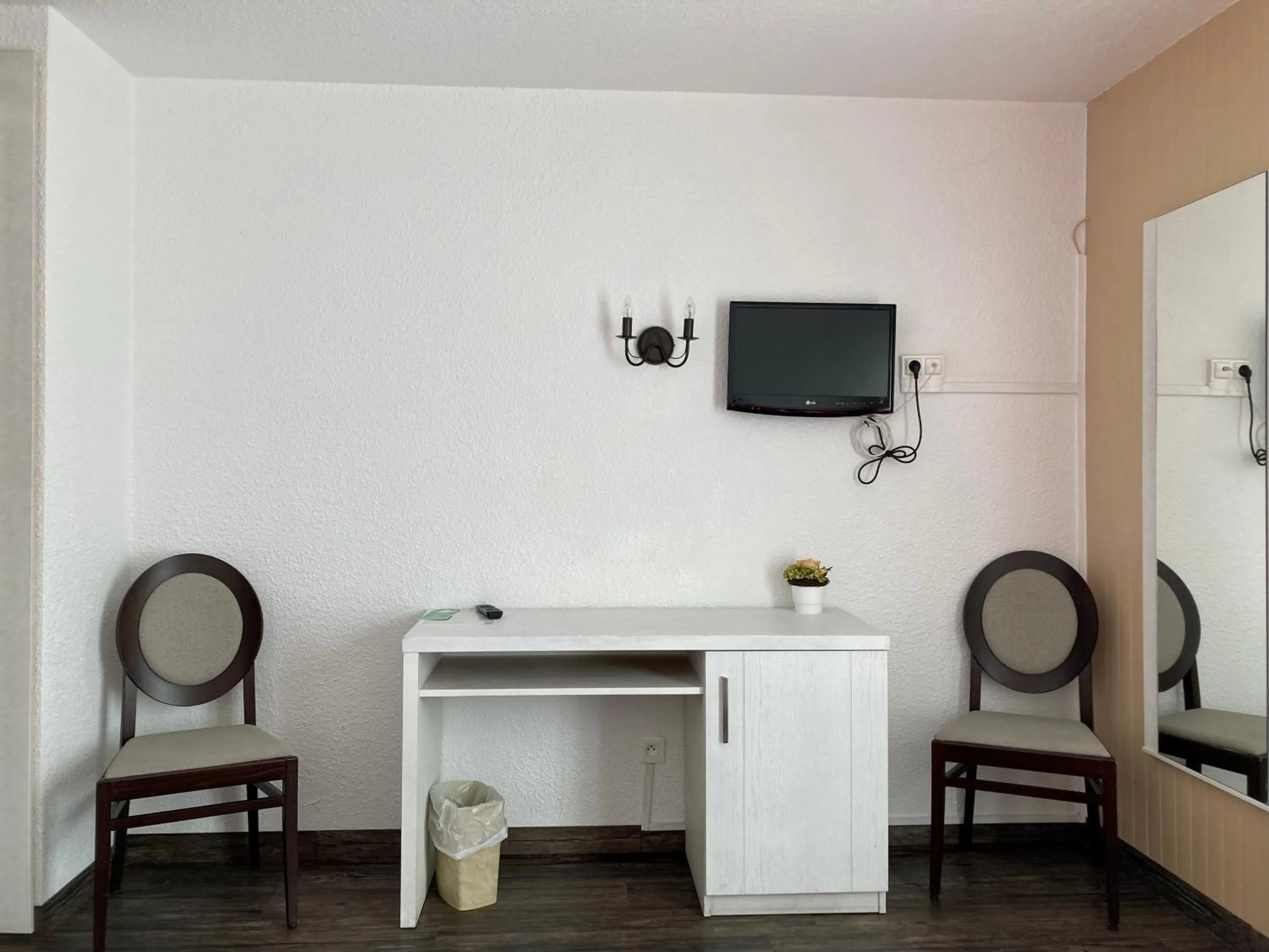 Photo of the whole room in Le Catinat Fleuri