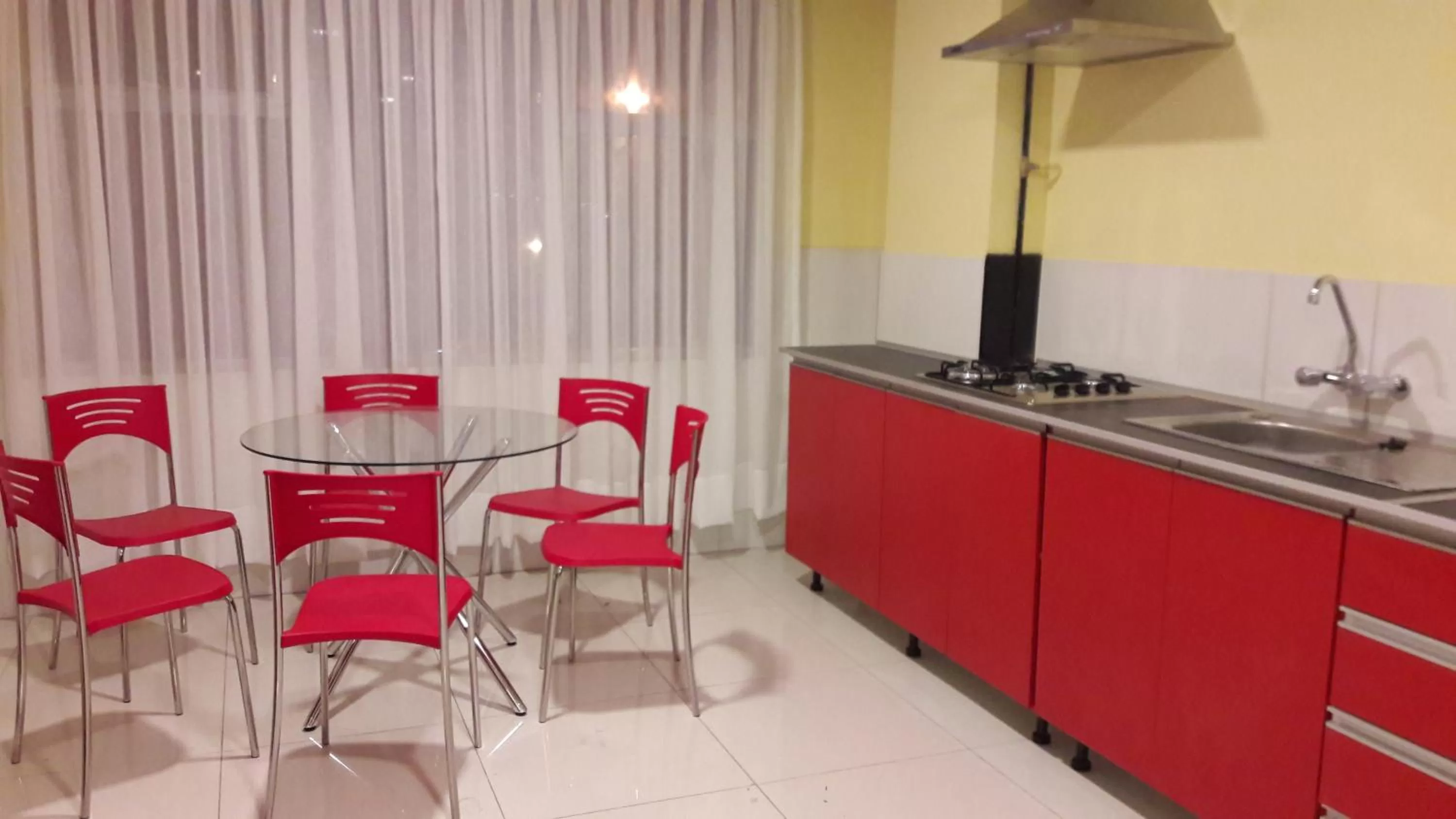 Kitchen or kitchenette, Kitchen/Kitchenette in Apart Serma Hotel