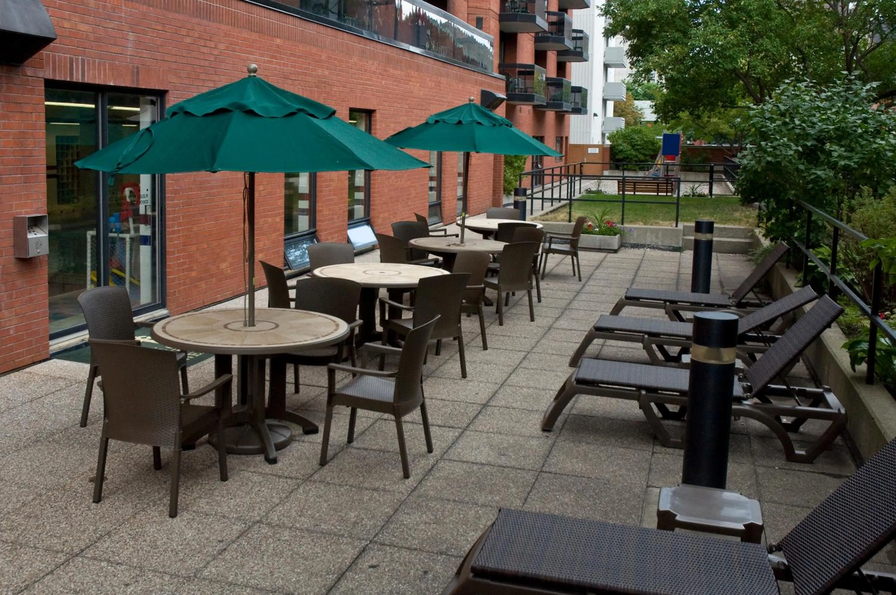 Restaurant/places to eat in Cartier Place Suite Hotel