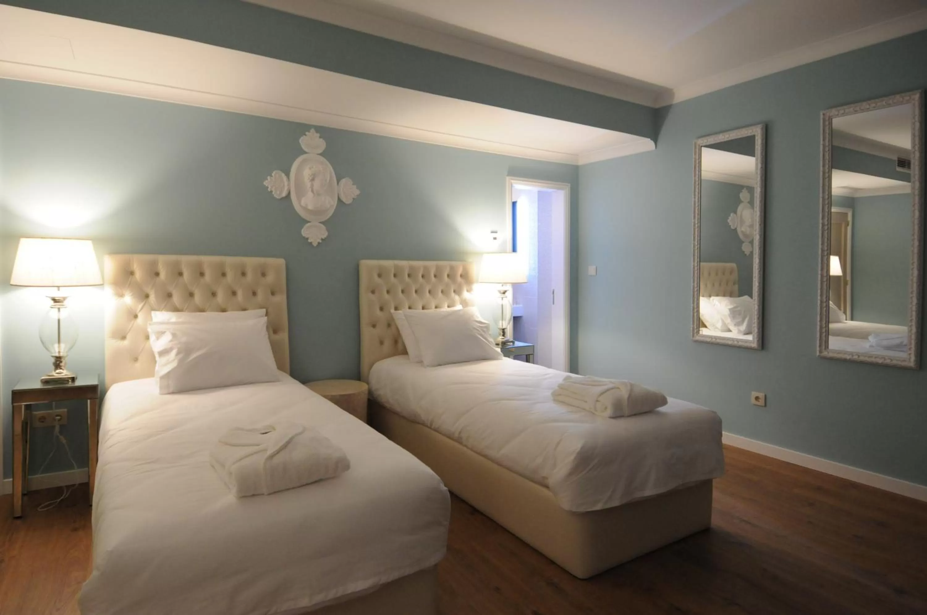 Bed in Private Villa Porto