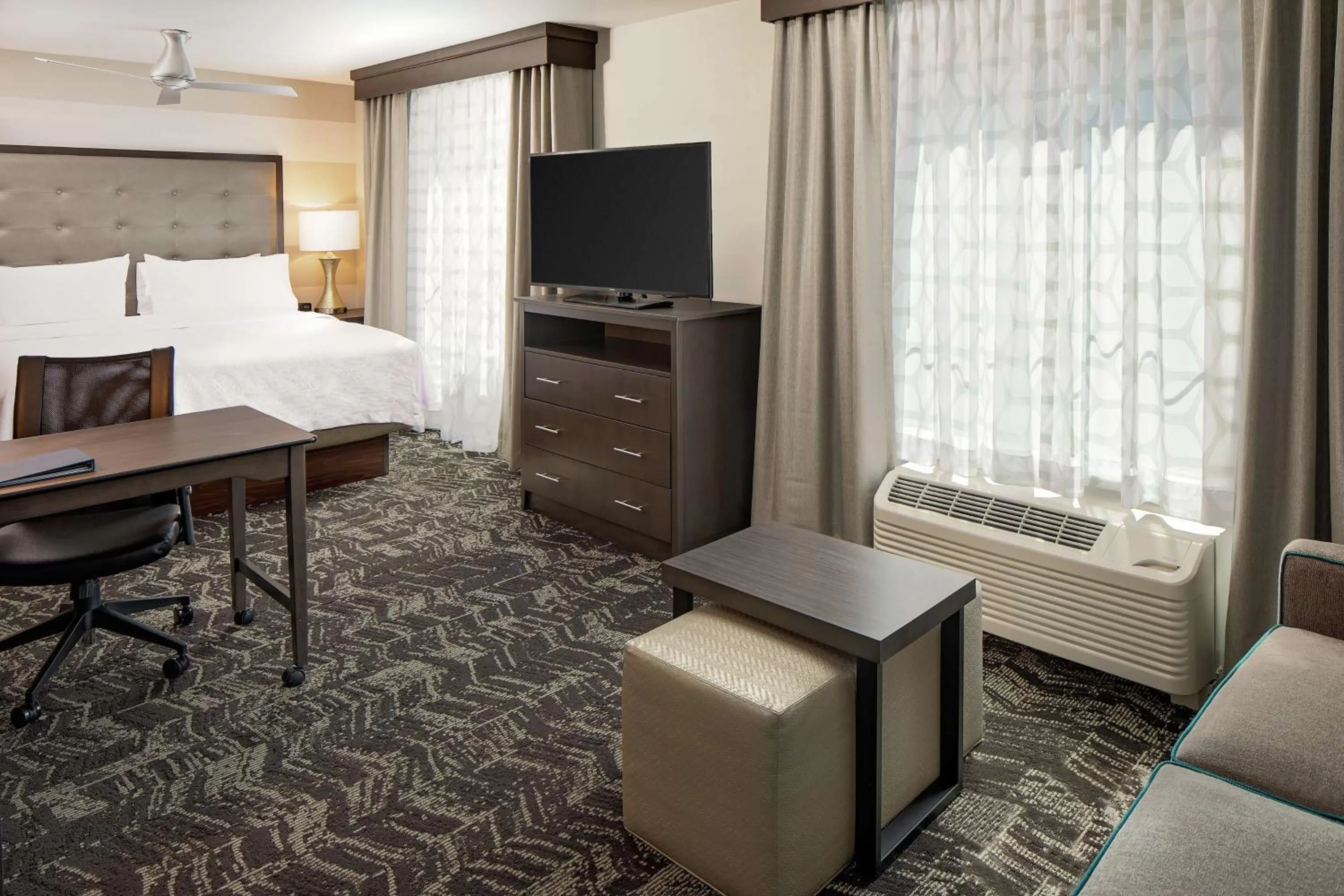 TV and multimedia, Bed in Homewood Suites By Hilton Ronkonkoma