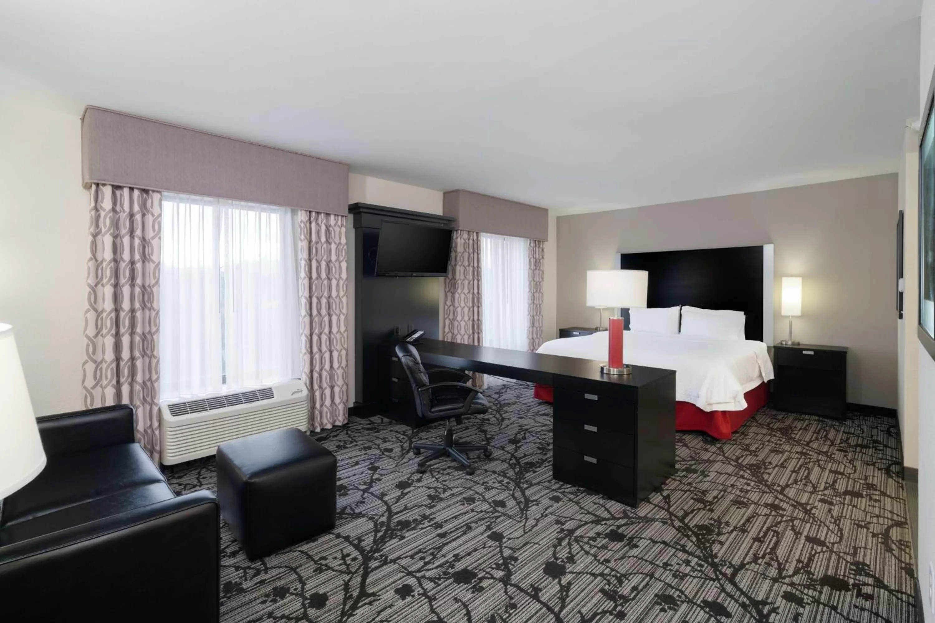 Bedroom, Bed in Hampton Inn and Suites Roanoke Airport/Valley View Mall