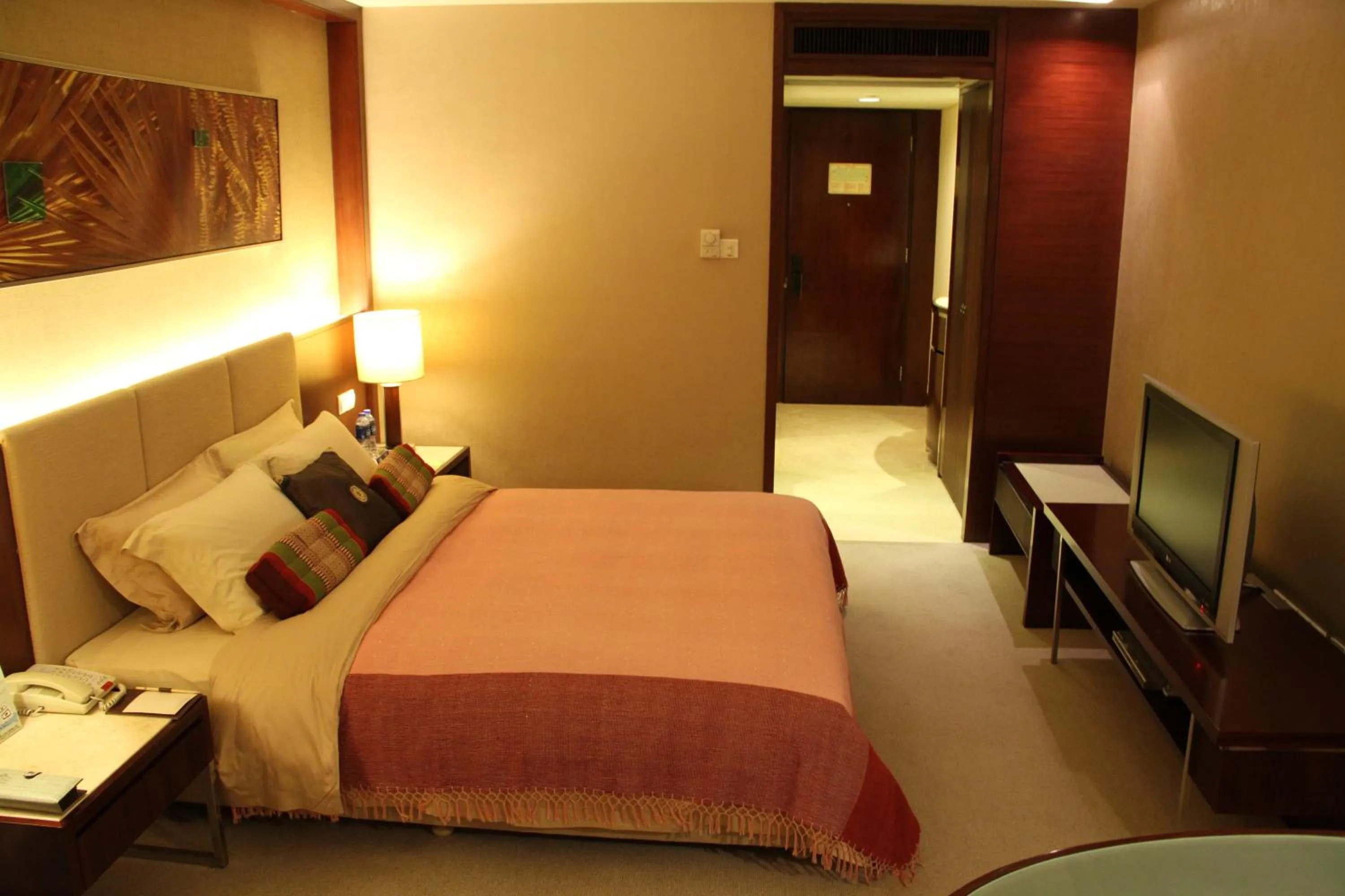 Photo of the whole room, Bed in Dongguan Richwood Garden Hotel