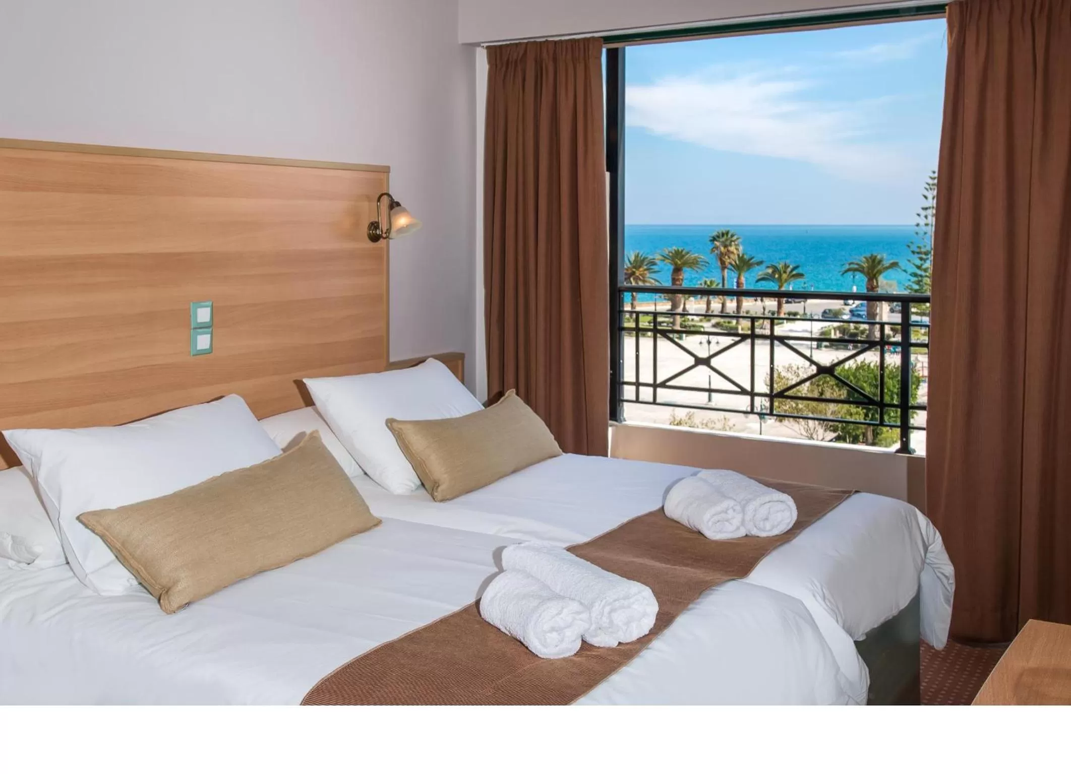 Bedroom, Bed in Phoenix Hotel