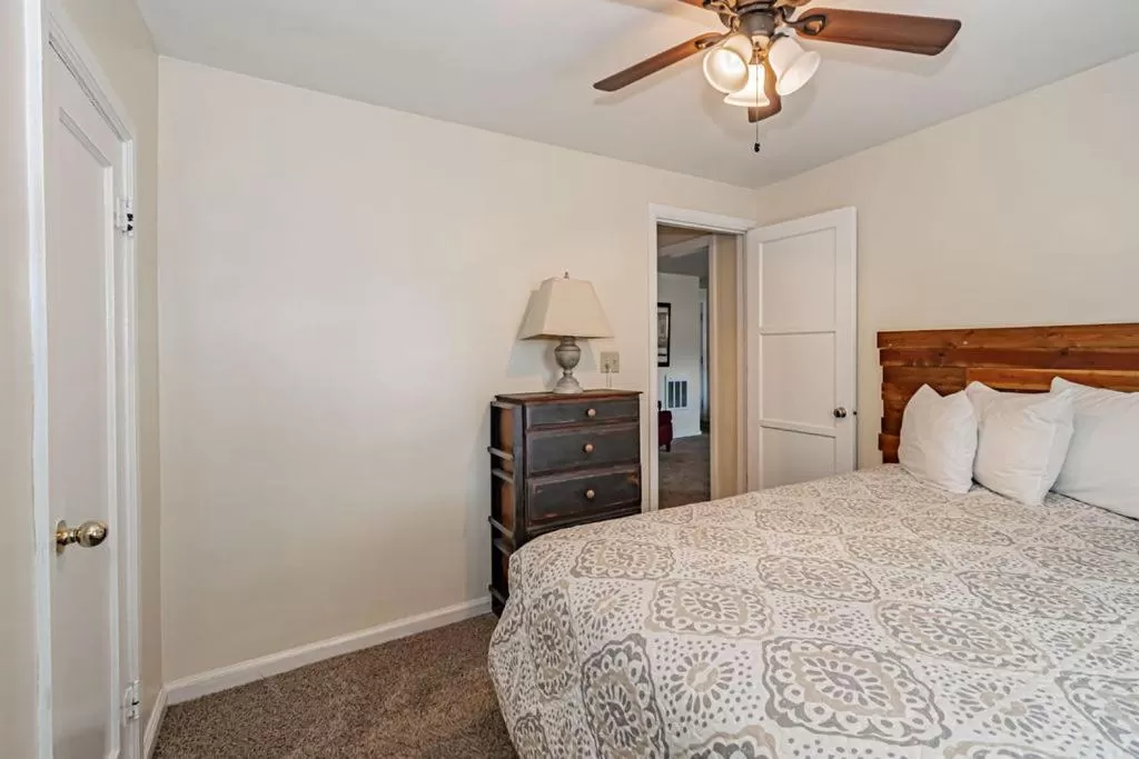 Bedroom, Bed in Suites of Lava Hot Springs