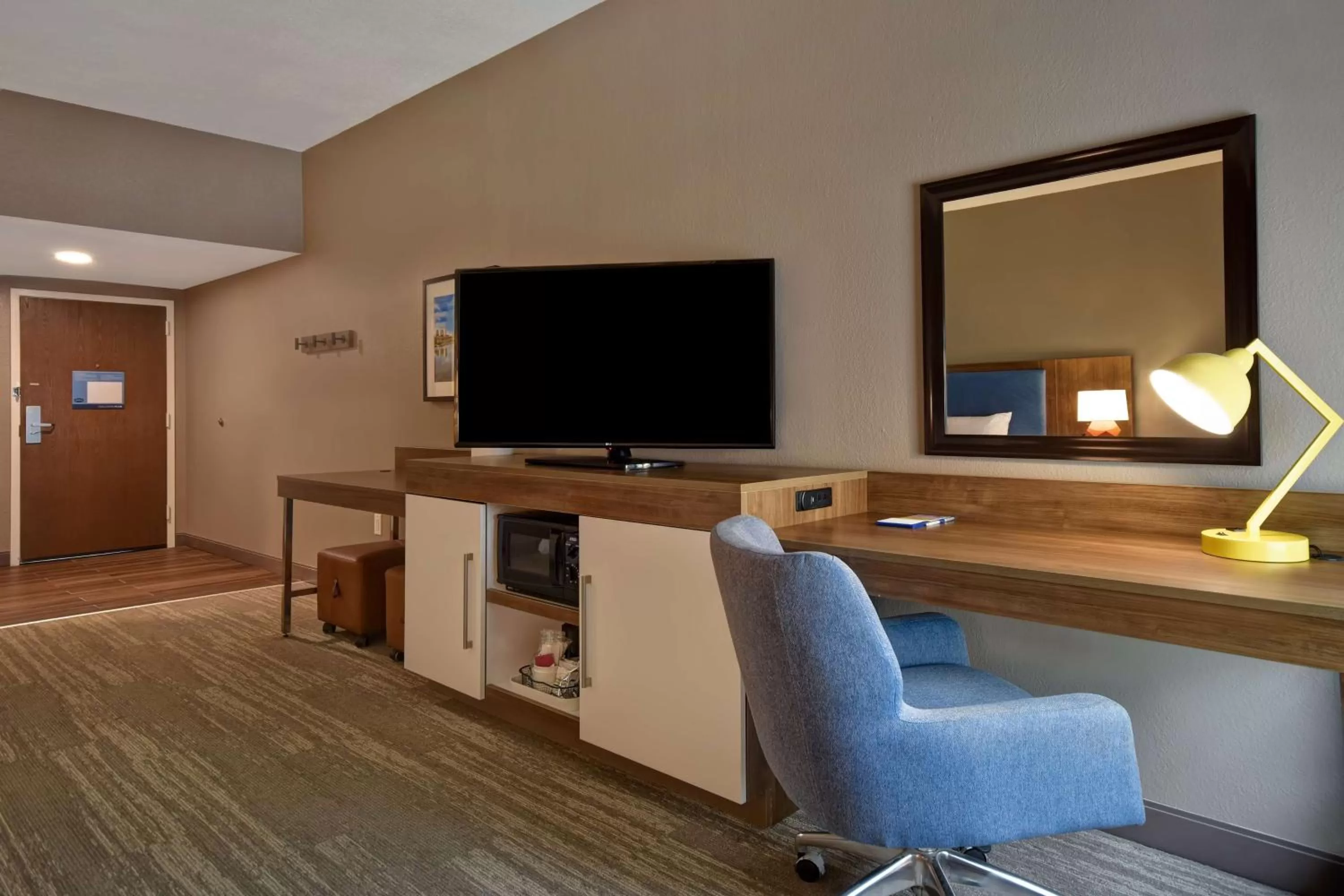 Bedroom in Hampton Inn Birmingham-Colonnade 280