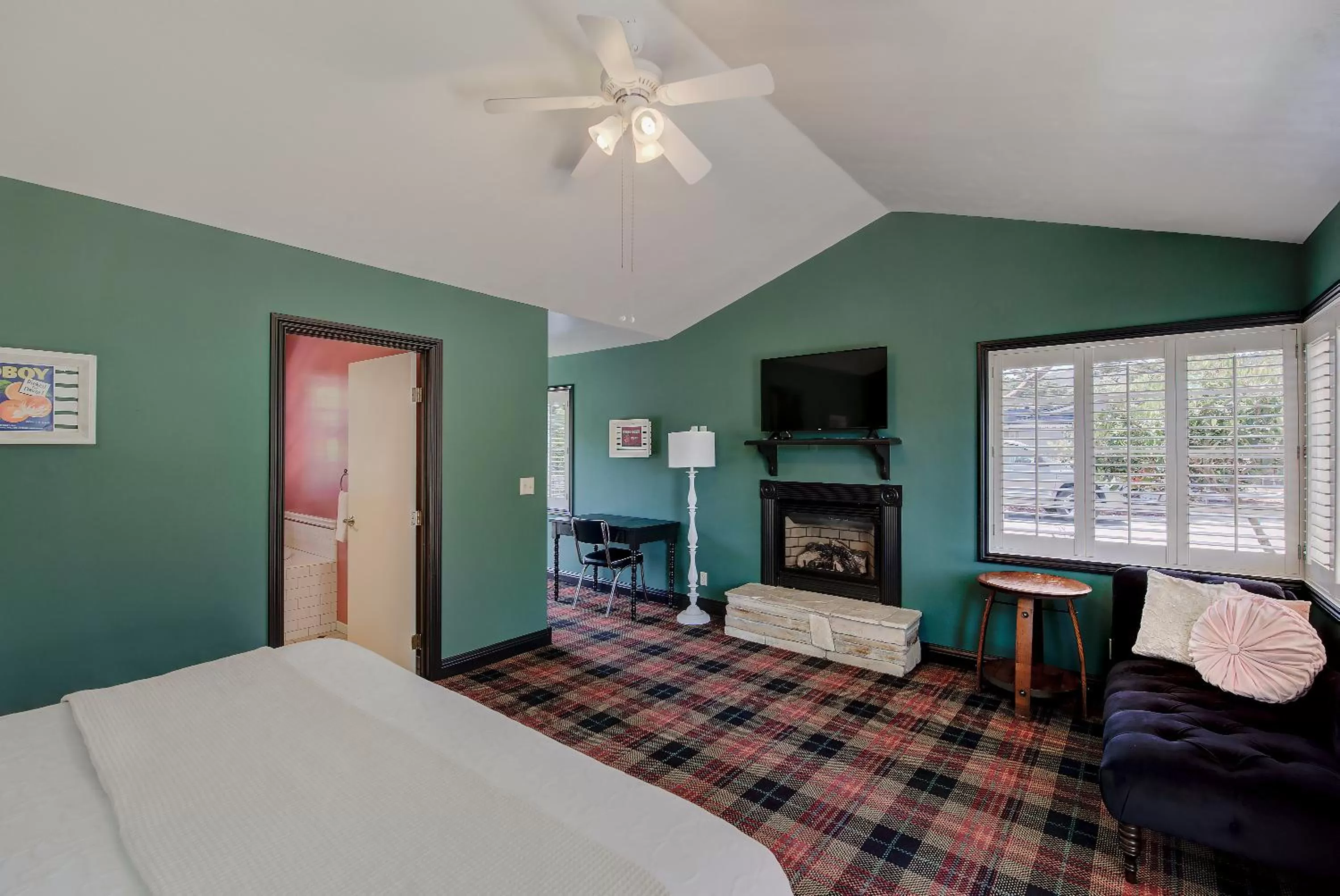 flat iron, Bed in Carmel River Inn & Cottages