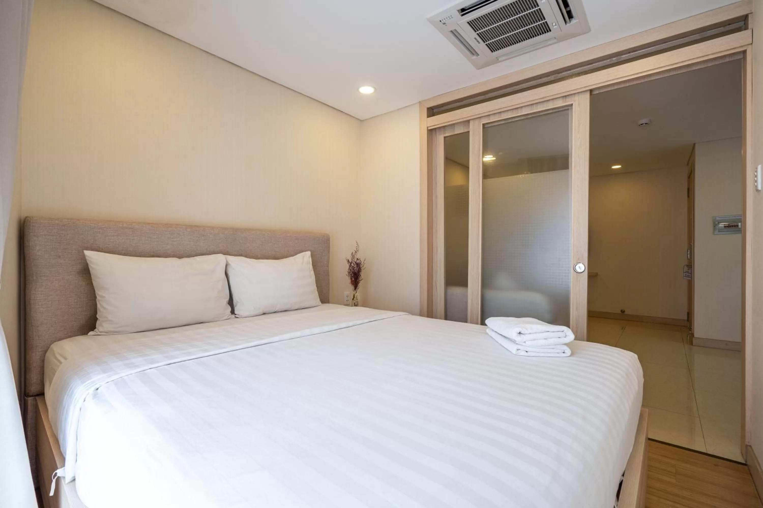 Bed in Luxy Park Hotel & Apartments - Notre Dame