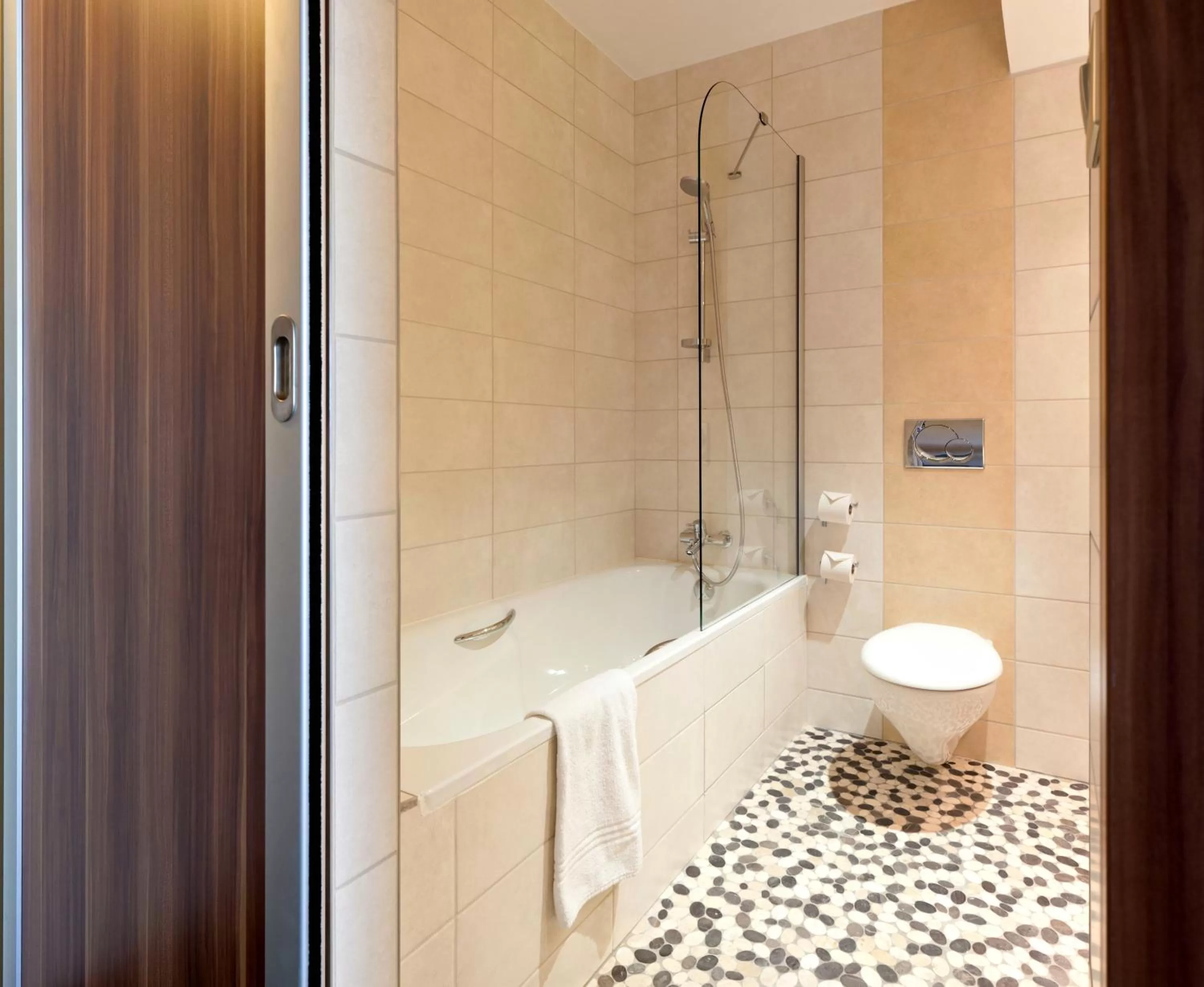 Toilet, Bathroom in Golden Tulip Bâle Mulhouse - Hôtel Restaurant