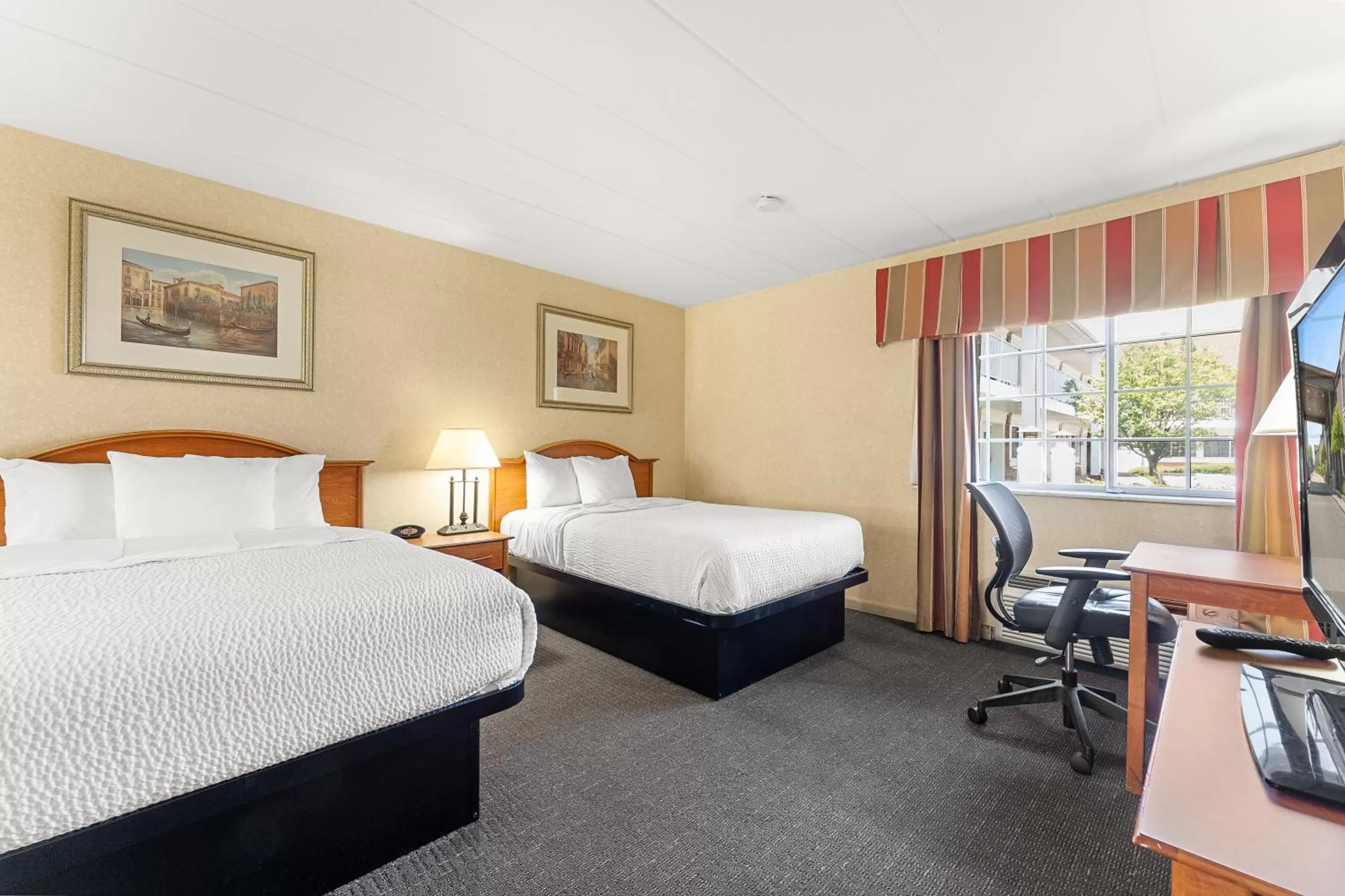 Deluxe Double Suite with Two Double Beds - Non-Smoking in Days Inn & Suites by Wyndham Roseville/Detroit Area