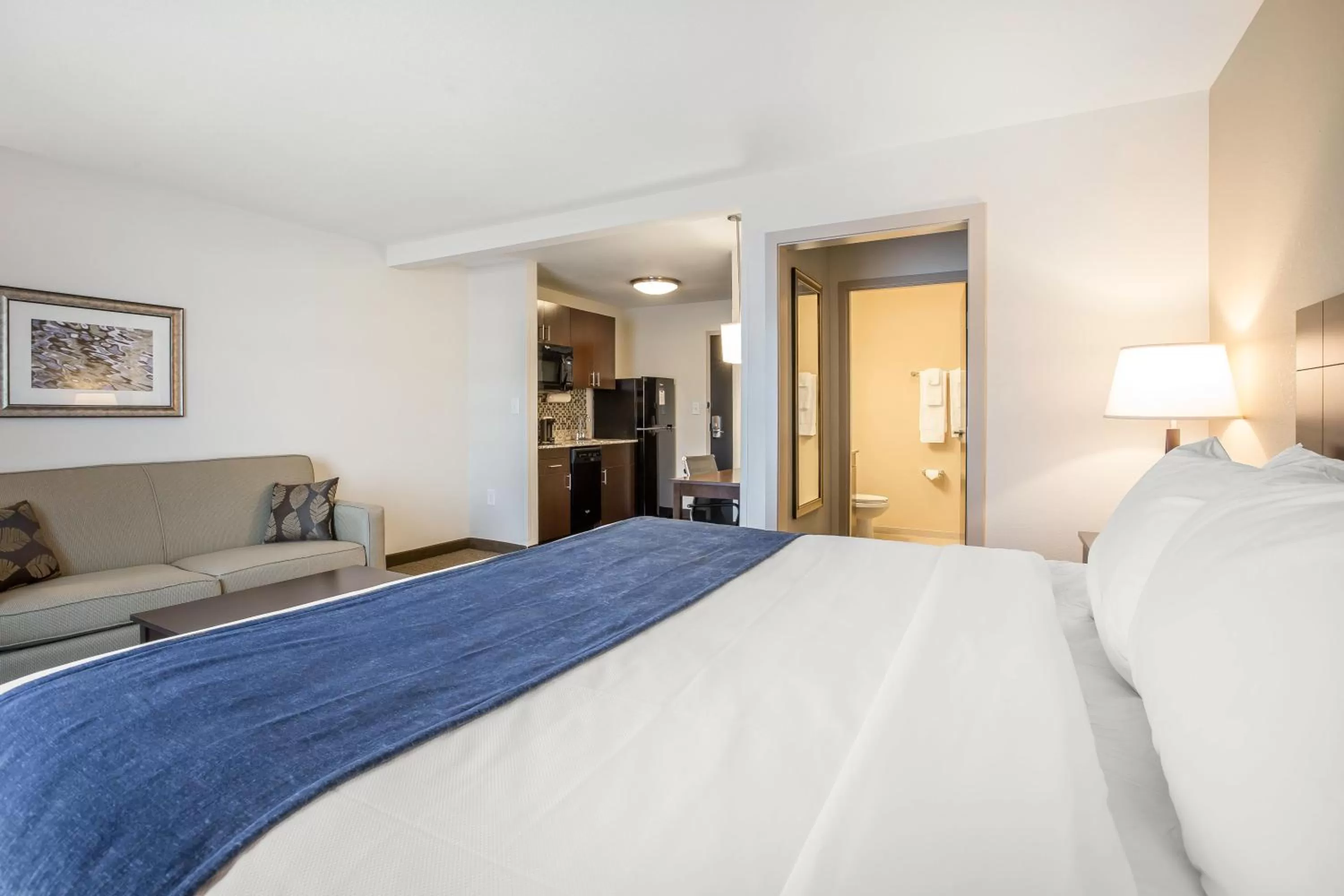 Bed in MainStay Suites Cartersville