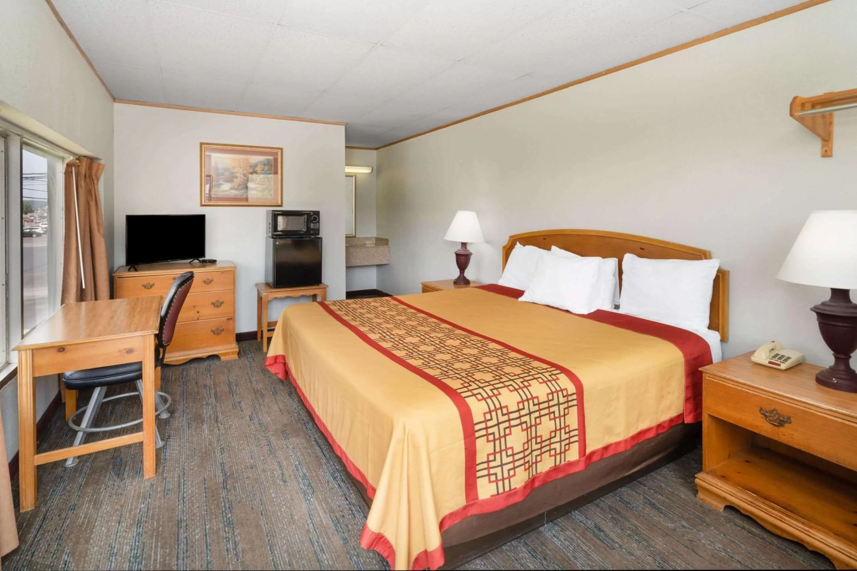 Photo of the whole room, Bed in Pigeon Forge Parkway Inn