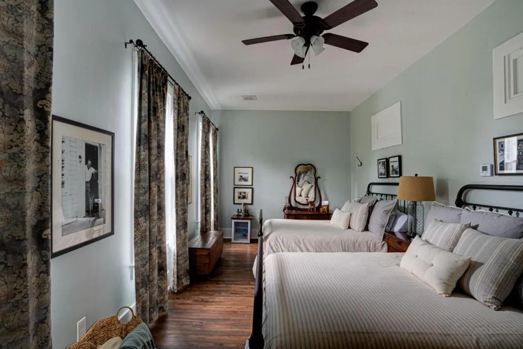 People, Bed in Historic Birch Lodge and Motel