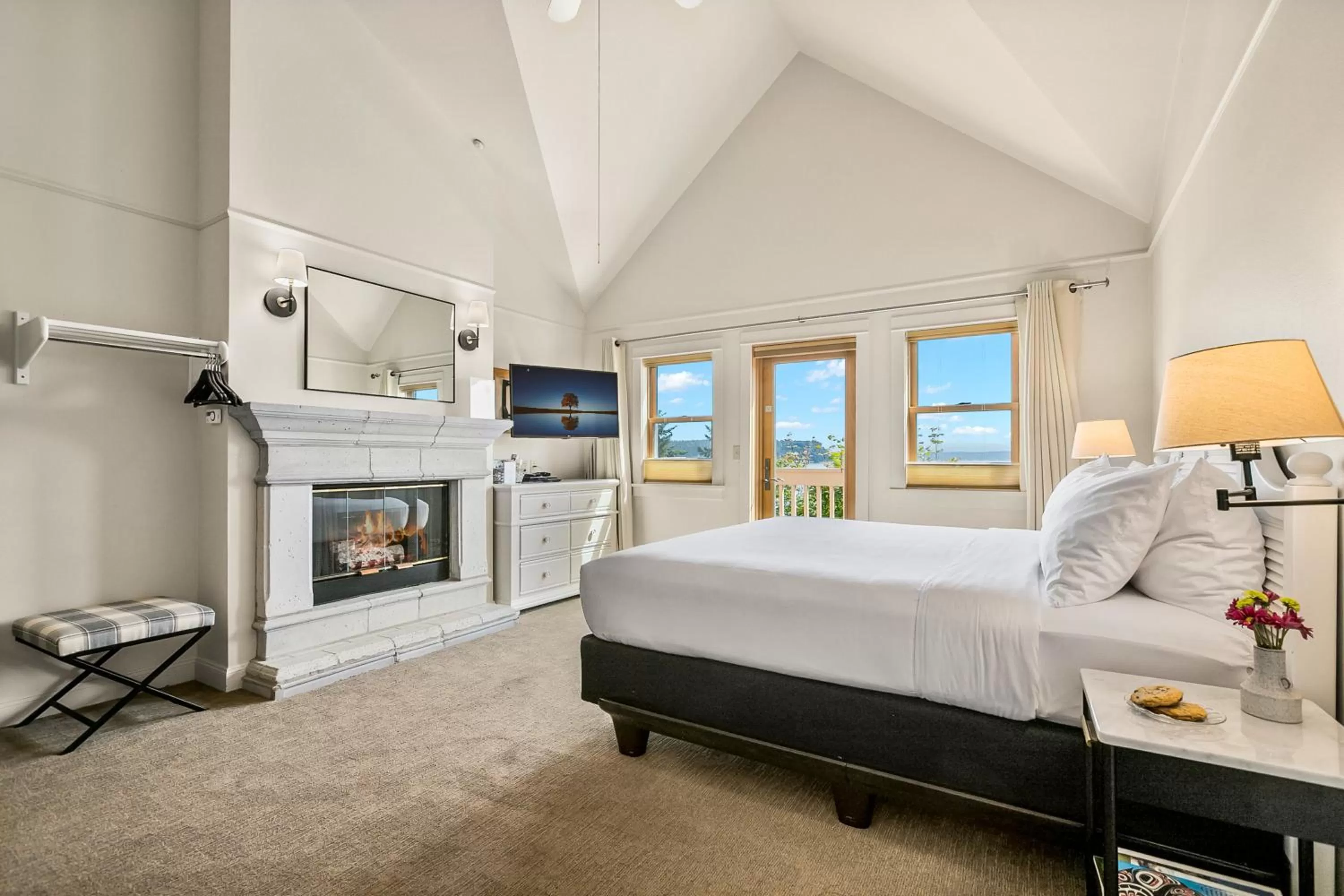 Photo of the whole room, Bed in Saratoga Inn