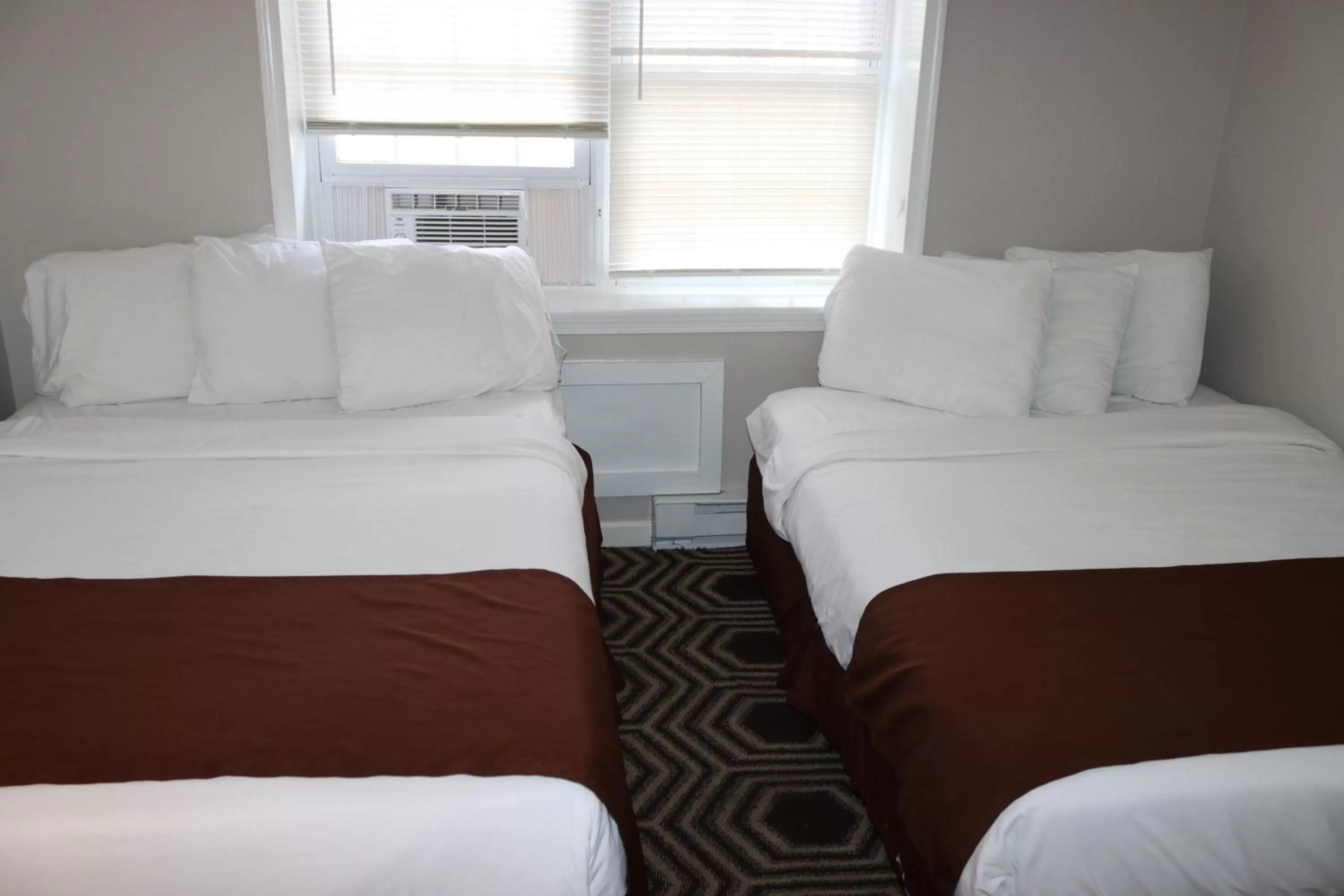 Bedroom in The Burgundy Inn Hotel and Apartments