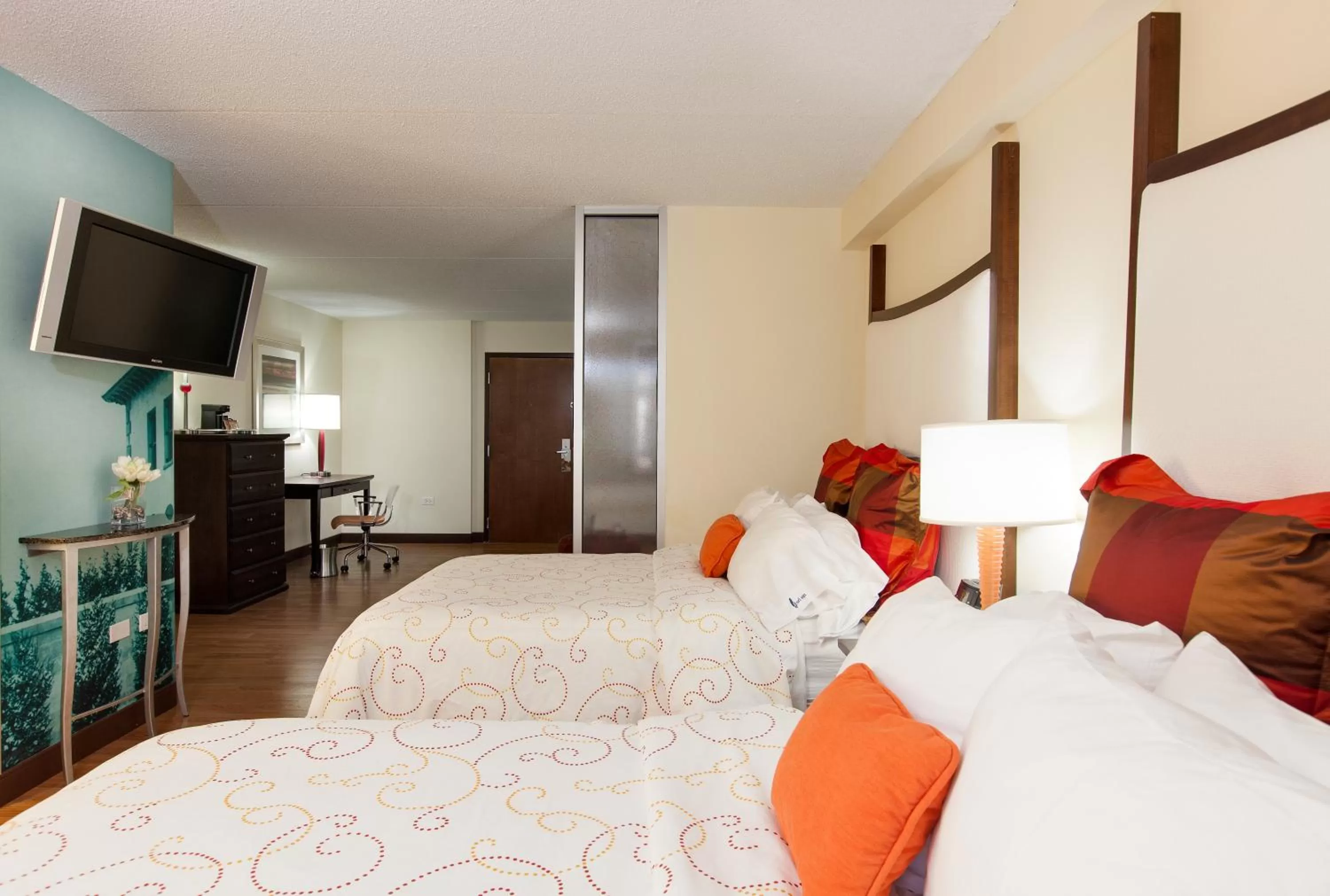 Photo of the whole room, Bed in Hotel Indigo Chicago - Vernon Hills by IHG